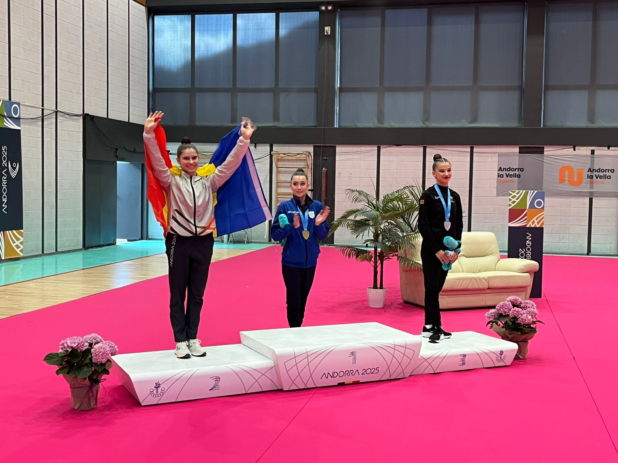 Berta Miquel, al podi saludant el públic amb la bandera d'Andorra.