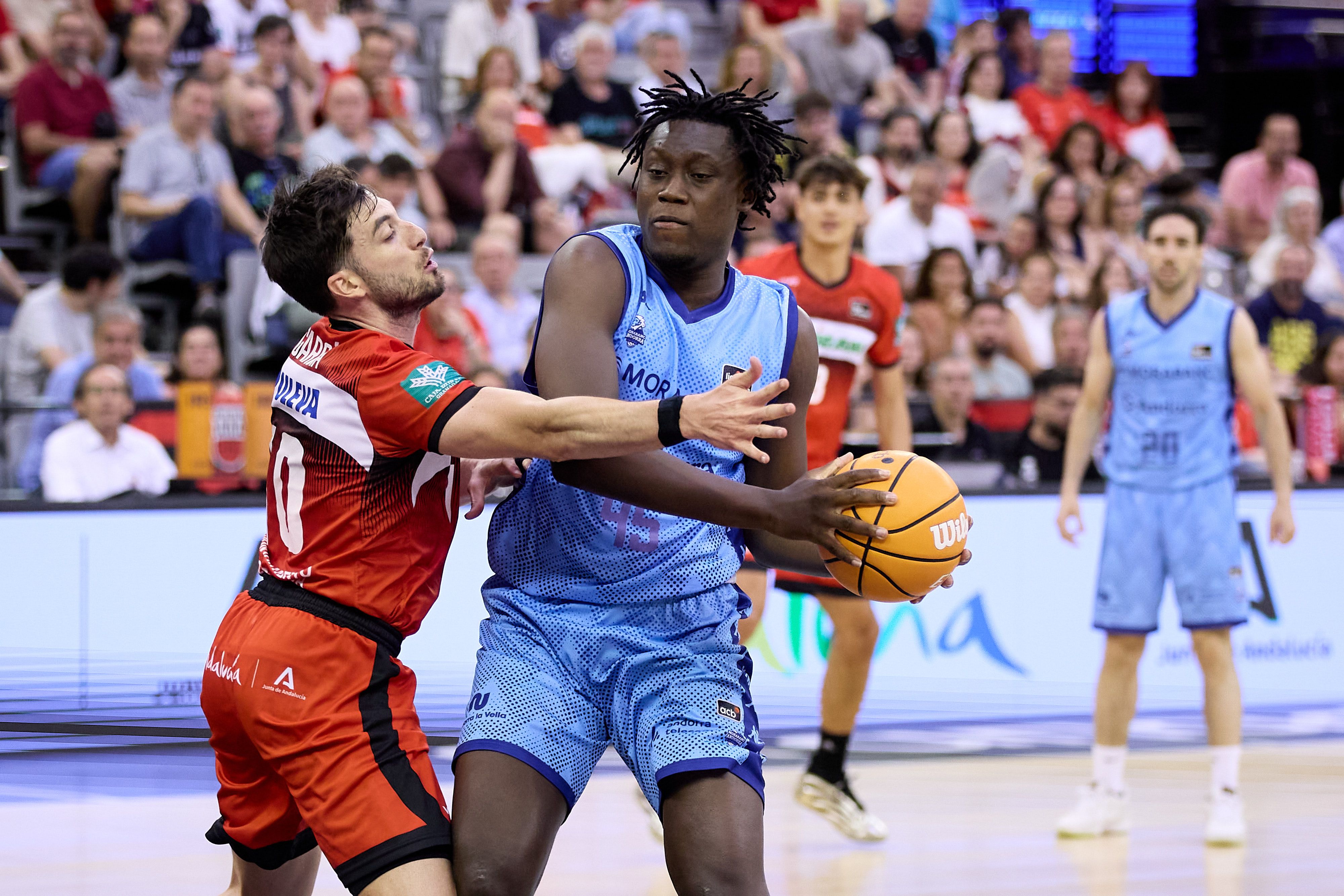 Sekou Doumbouya, en acció contra el Granada.