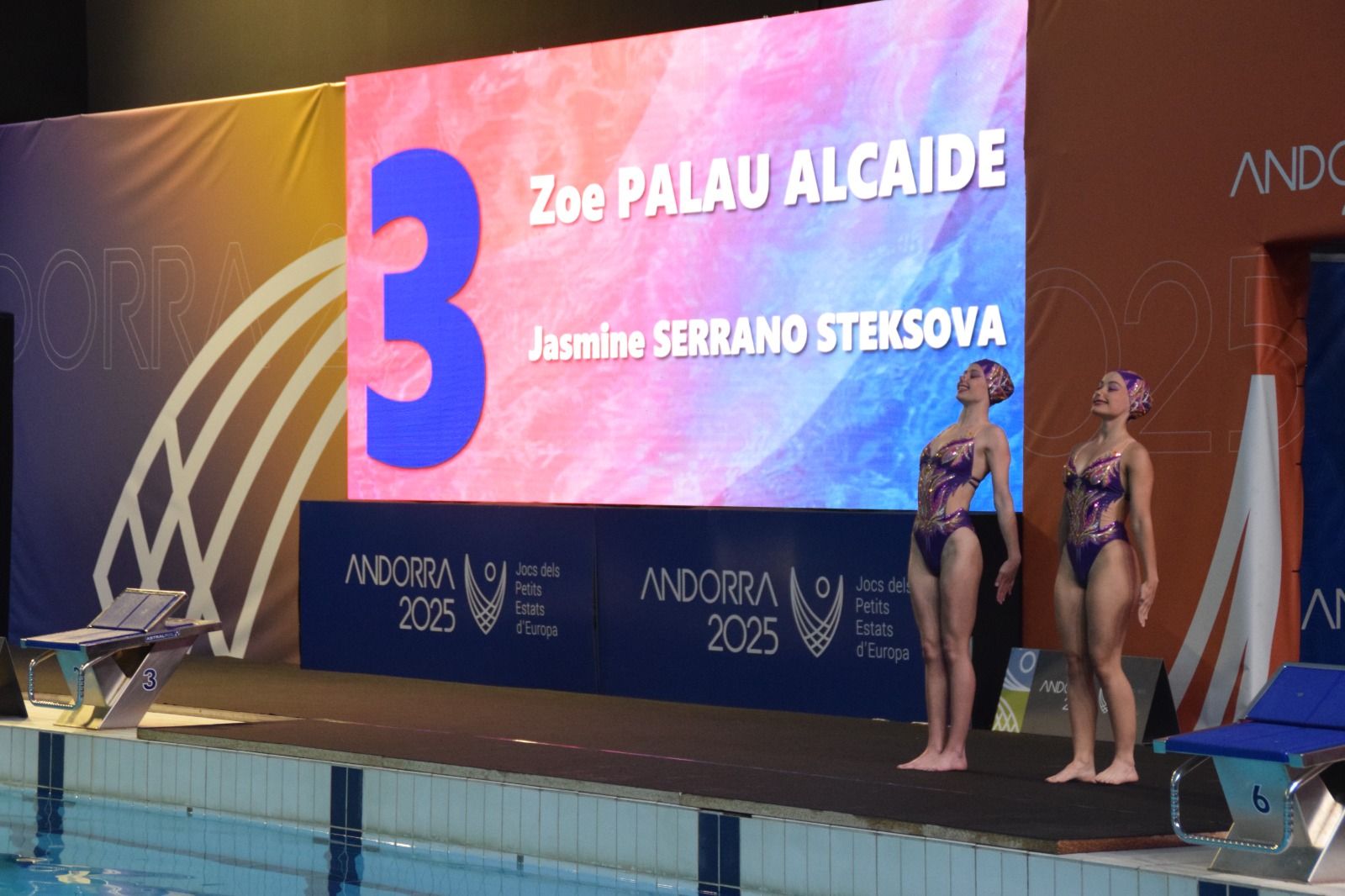 El duet tècnic Zoe Palau-Jasmine Serrano, abans de saltar a l'aigua.