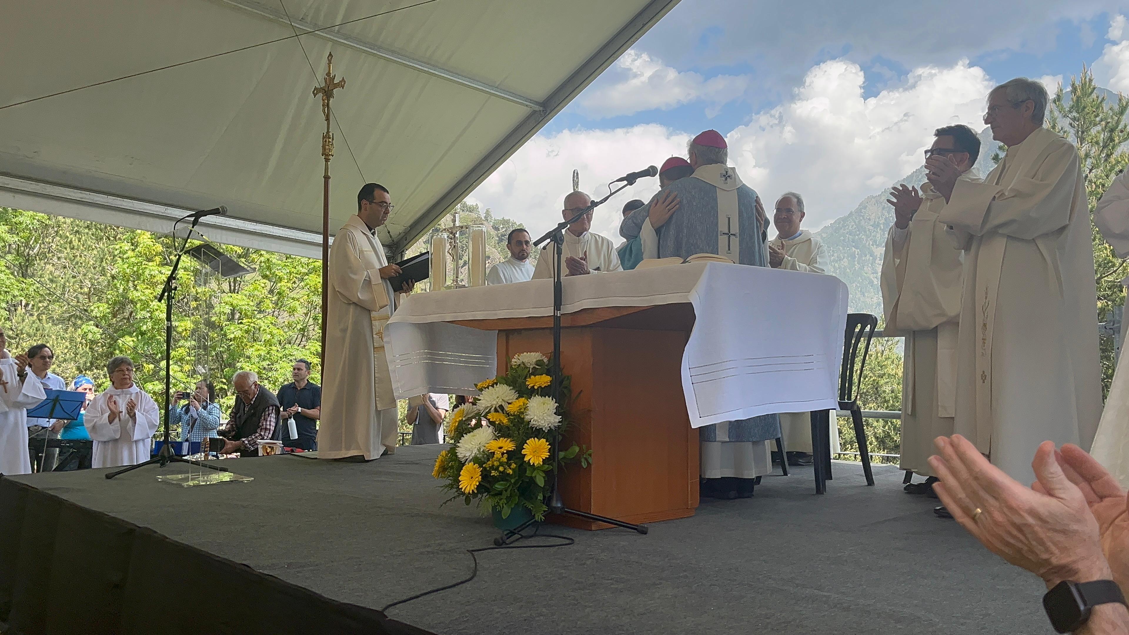 Abraçada fraternal entre el nou Bisbe Copríncep Josep-Lluís Serrano Pentinat  i el Bisbe emèrit