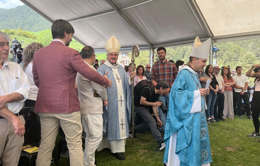 Arribada al santuari de Canòlich dels dos bisbes poc abans de l'inici de la cerimònia