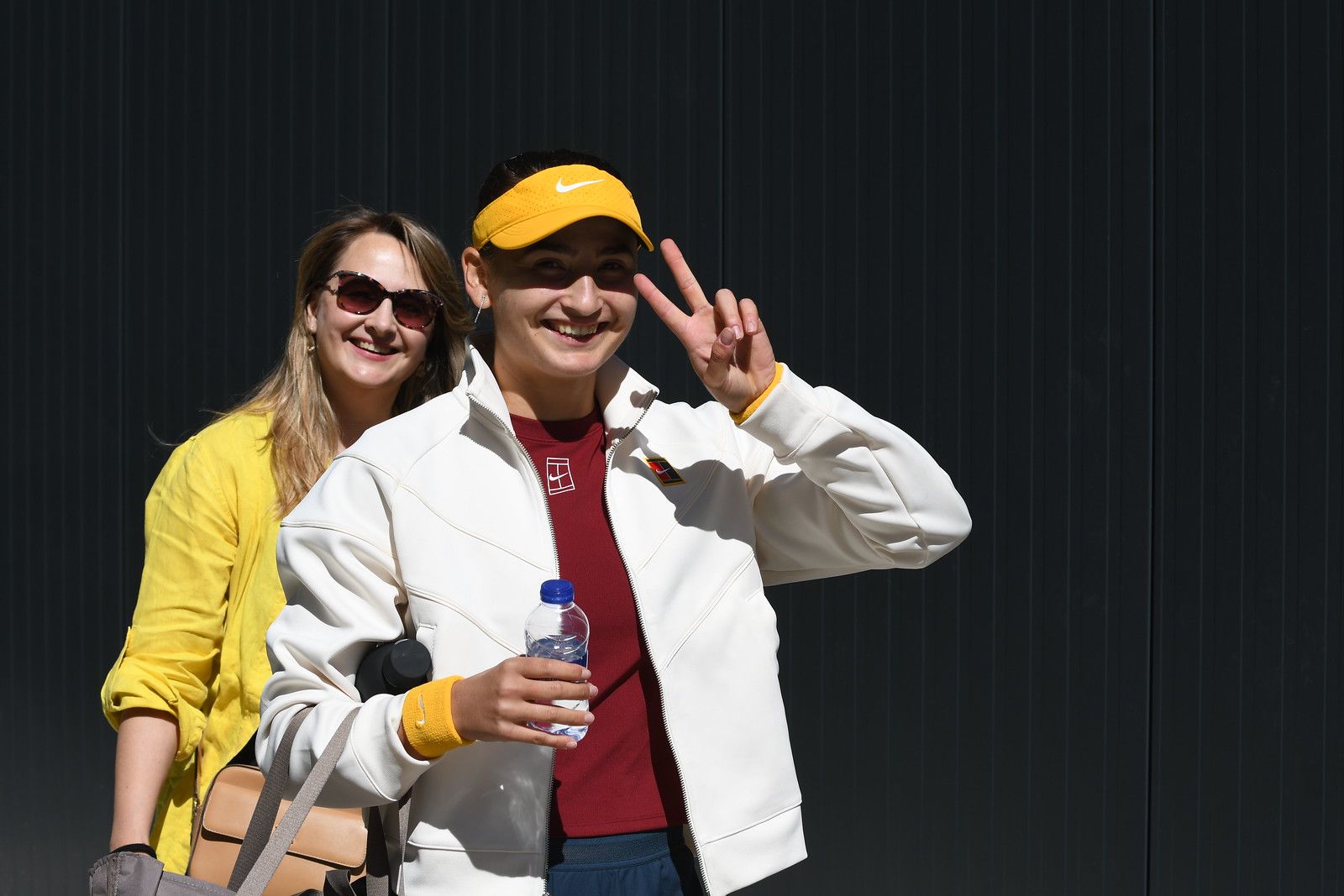 La medalla d'or Vicky Jiménez, somrient amb la seva mare al darrere. 