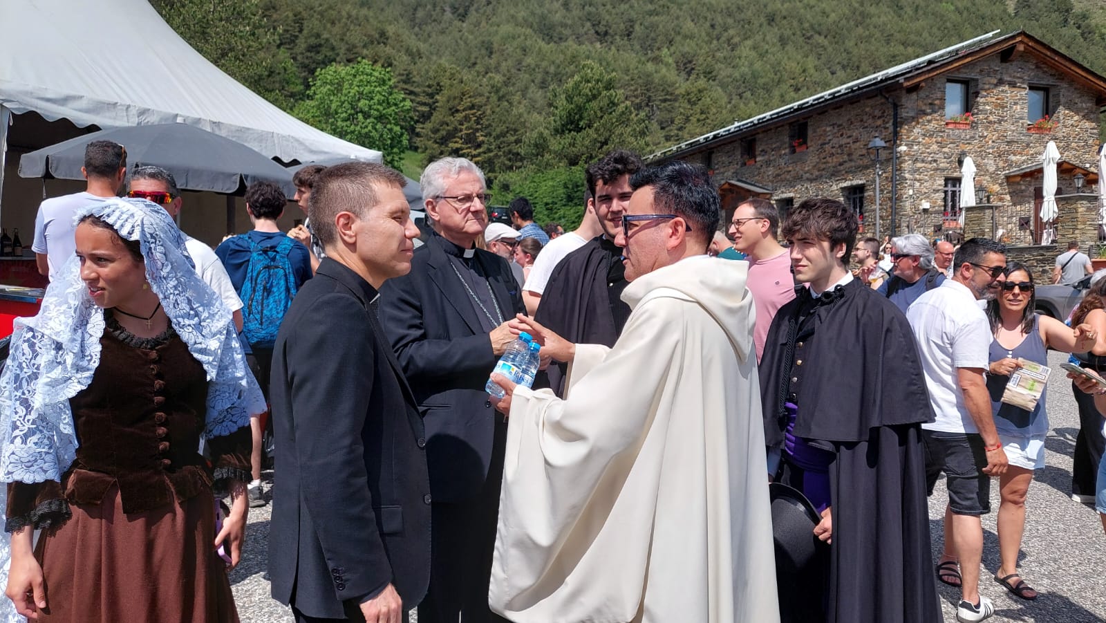 Els bisbes arribant a Canòlich i saludant a mossèn Pepe Chivert 