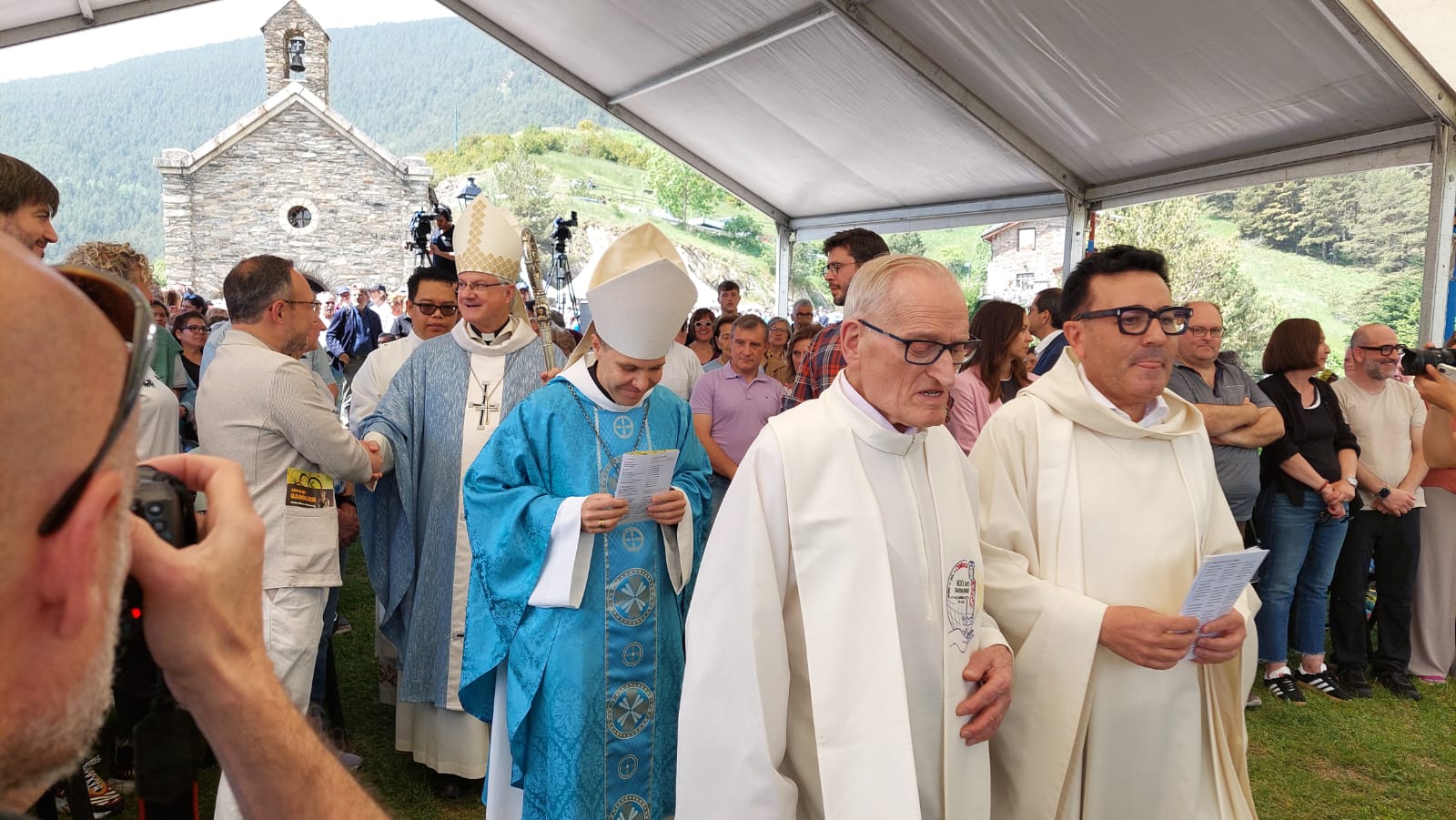 Arribada a la missa de 12 dels bisbes i els prelats