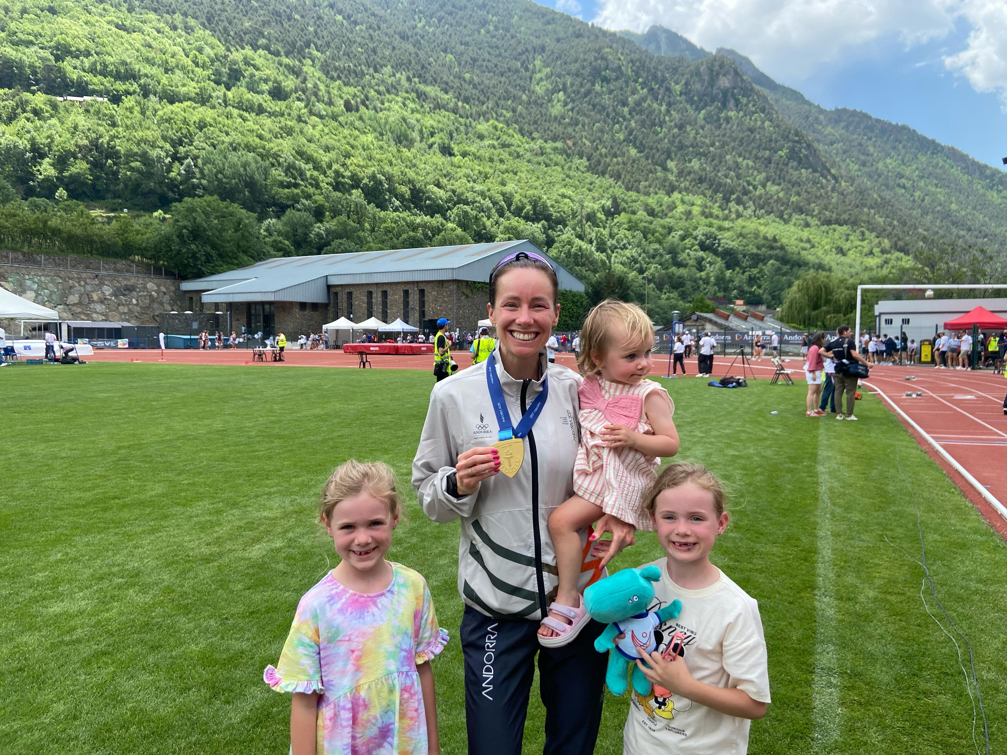 Jess Martin, amb les seves filles i la medalla d'or dels 5.000 metres. 