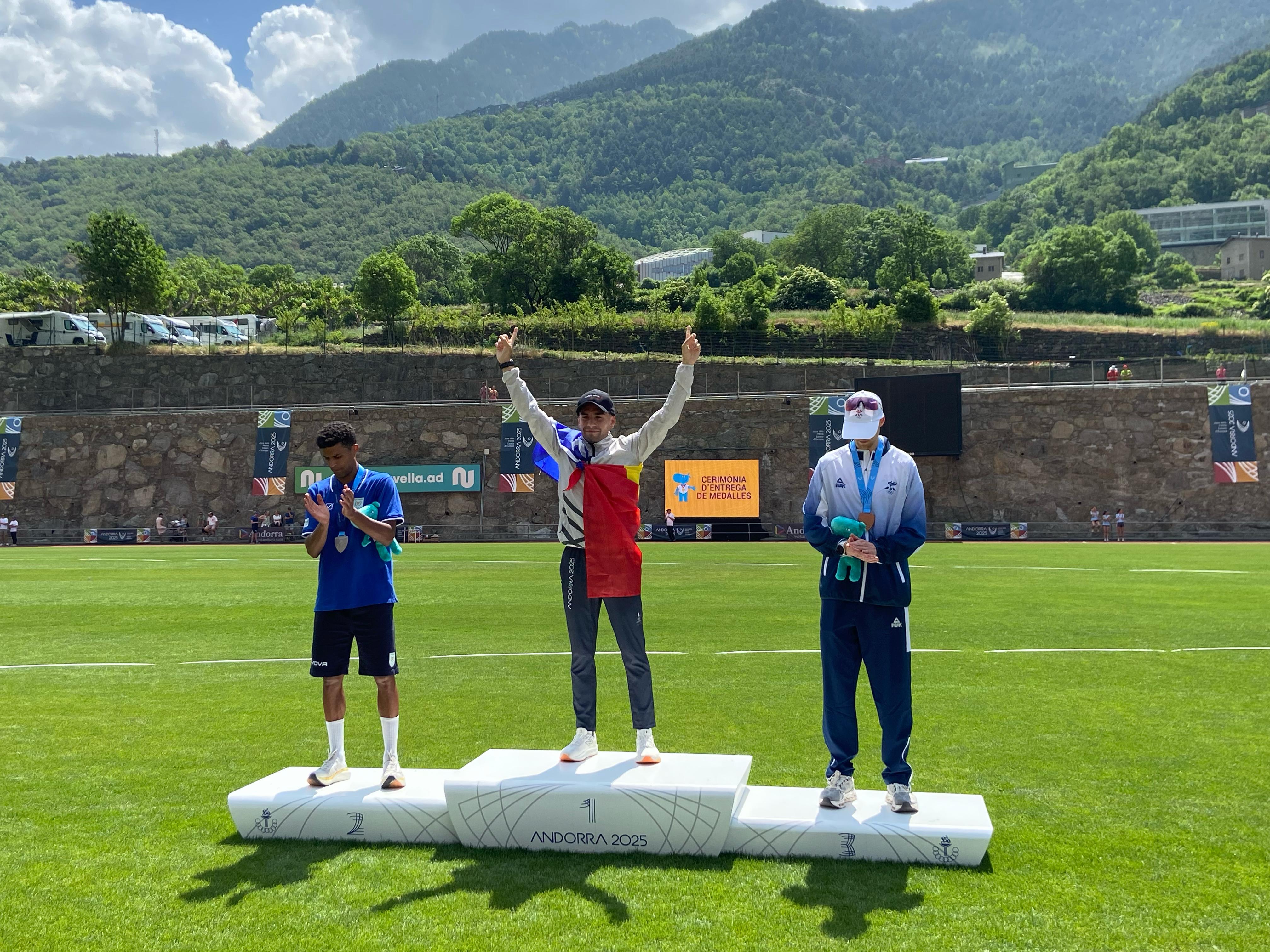 Nahuel Carabaña, ben amunt al podi dels 10.000 metres.