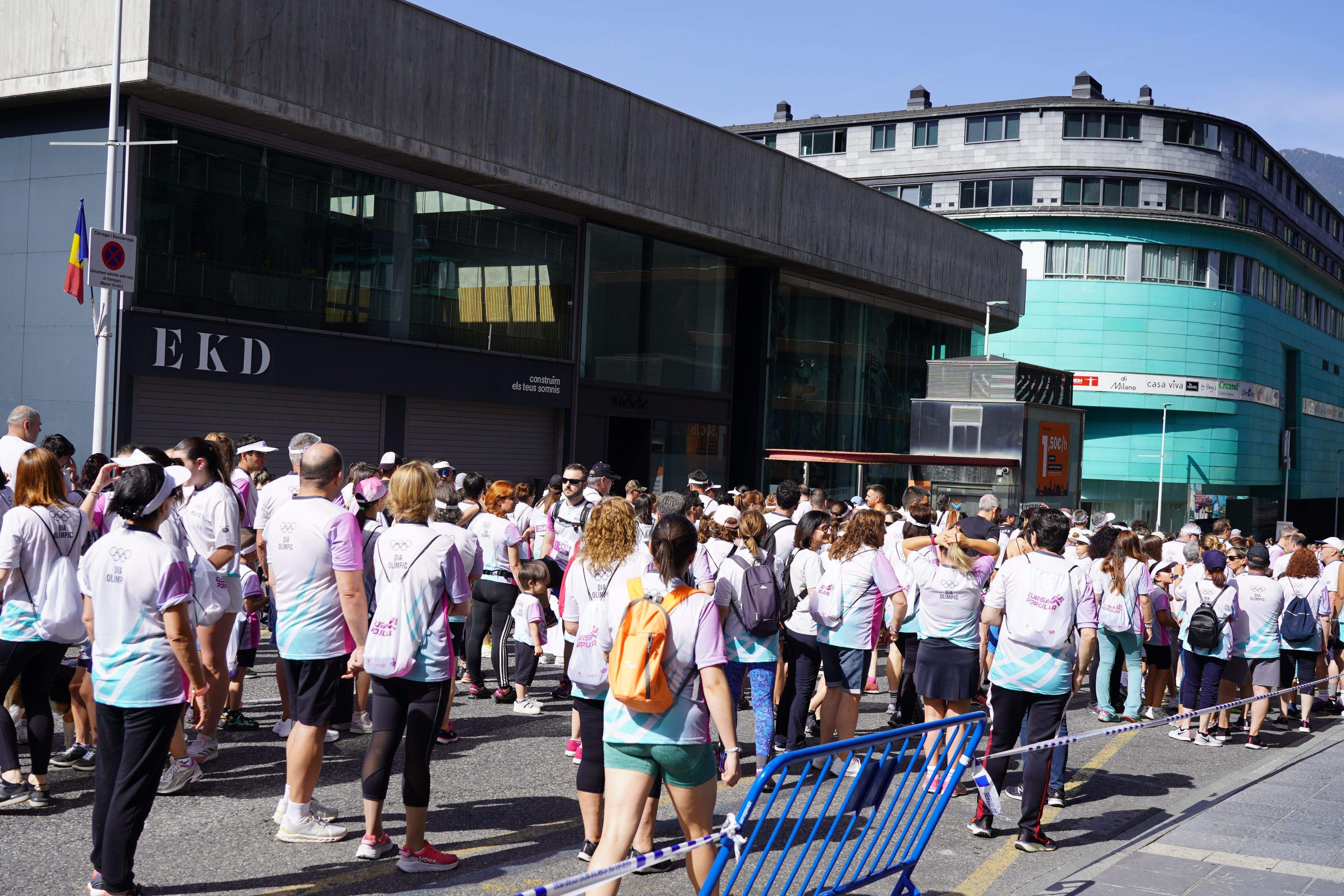 Els participants arribant al punt de sortida.