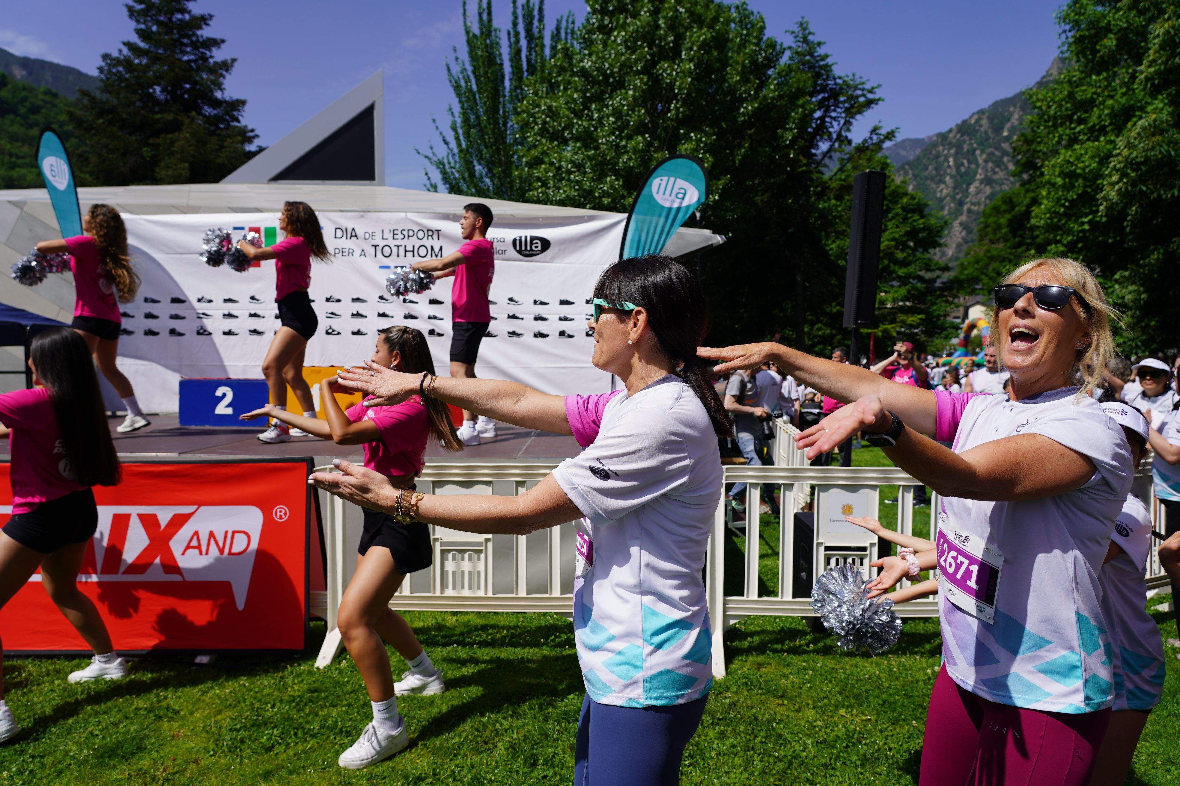 La ministra d'Esports, Mònica Bonell, i la subsíndica Sandra Codina, ballant la Macarena.