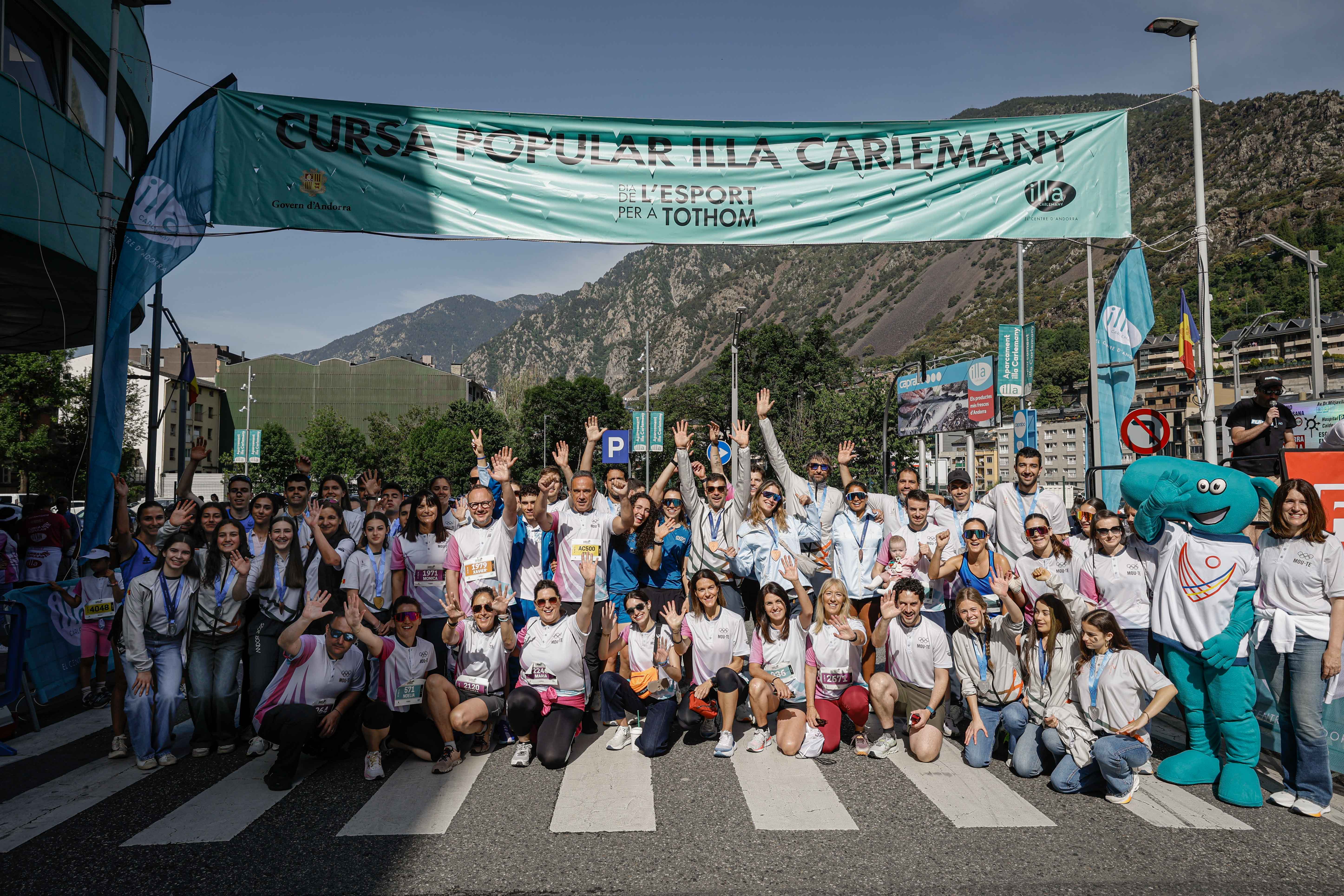 Fotografia de les autoritats del país amb els medallistes andorrans dels Jocs dels Petits Estats.