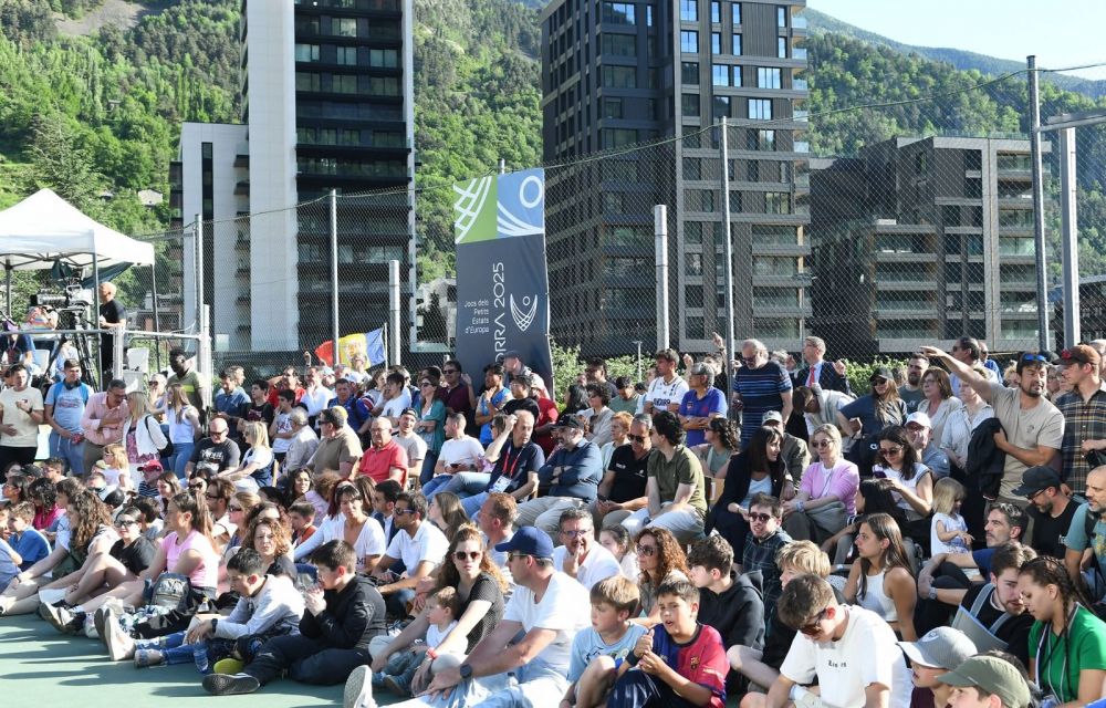 El públic mirant un partit a la pista de bàsquet 3x3 al Prat del Roure. El públic mirant un partit a la pista de bàsquet 3x3 al Prat del Roure.