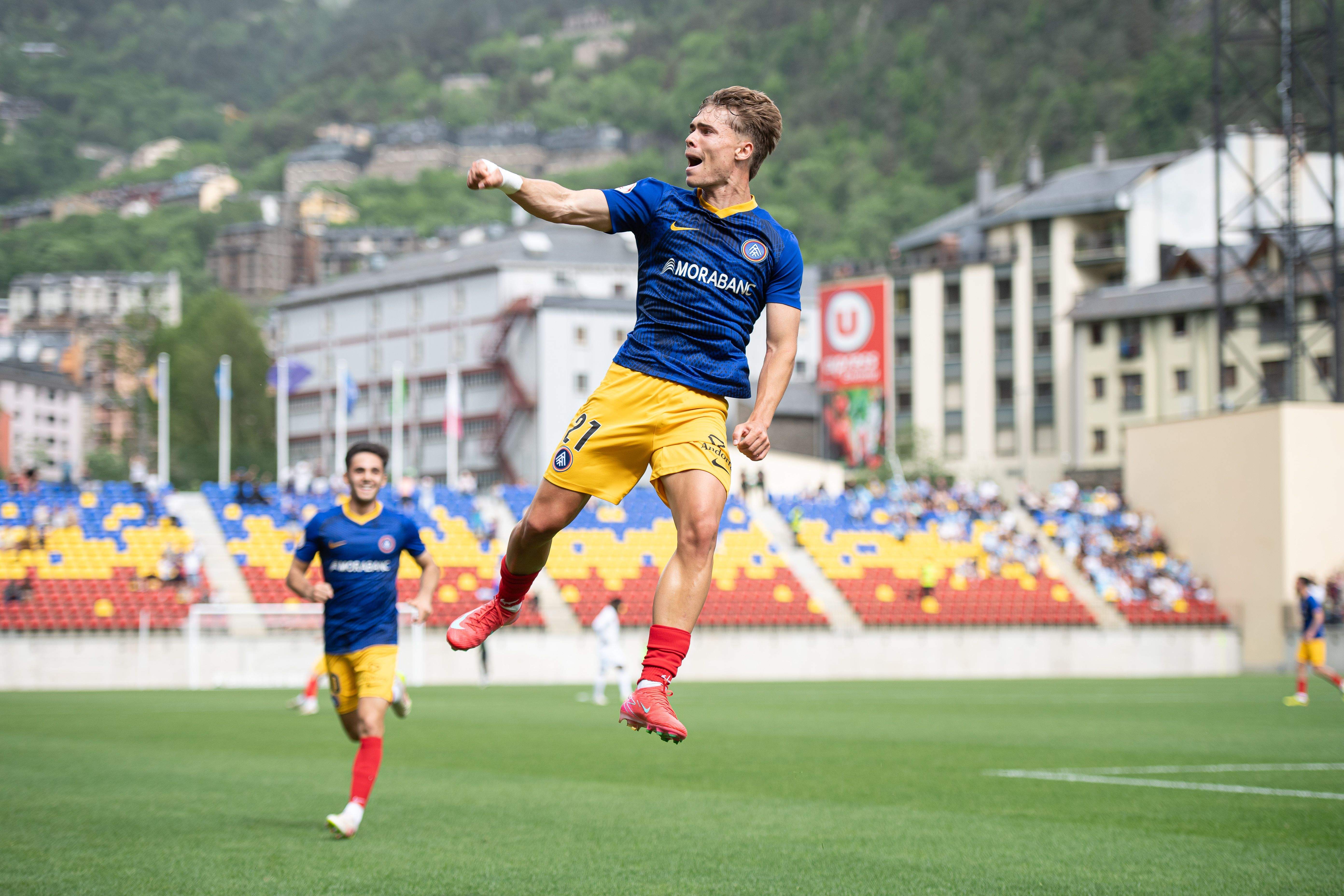 Josep Cerdà, celebrant el primer gol de l'FC Andorra contra l'Eivissa.
