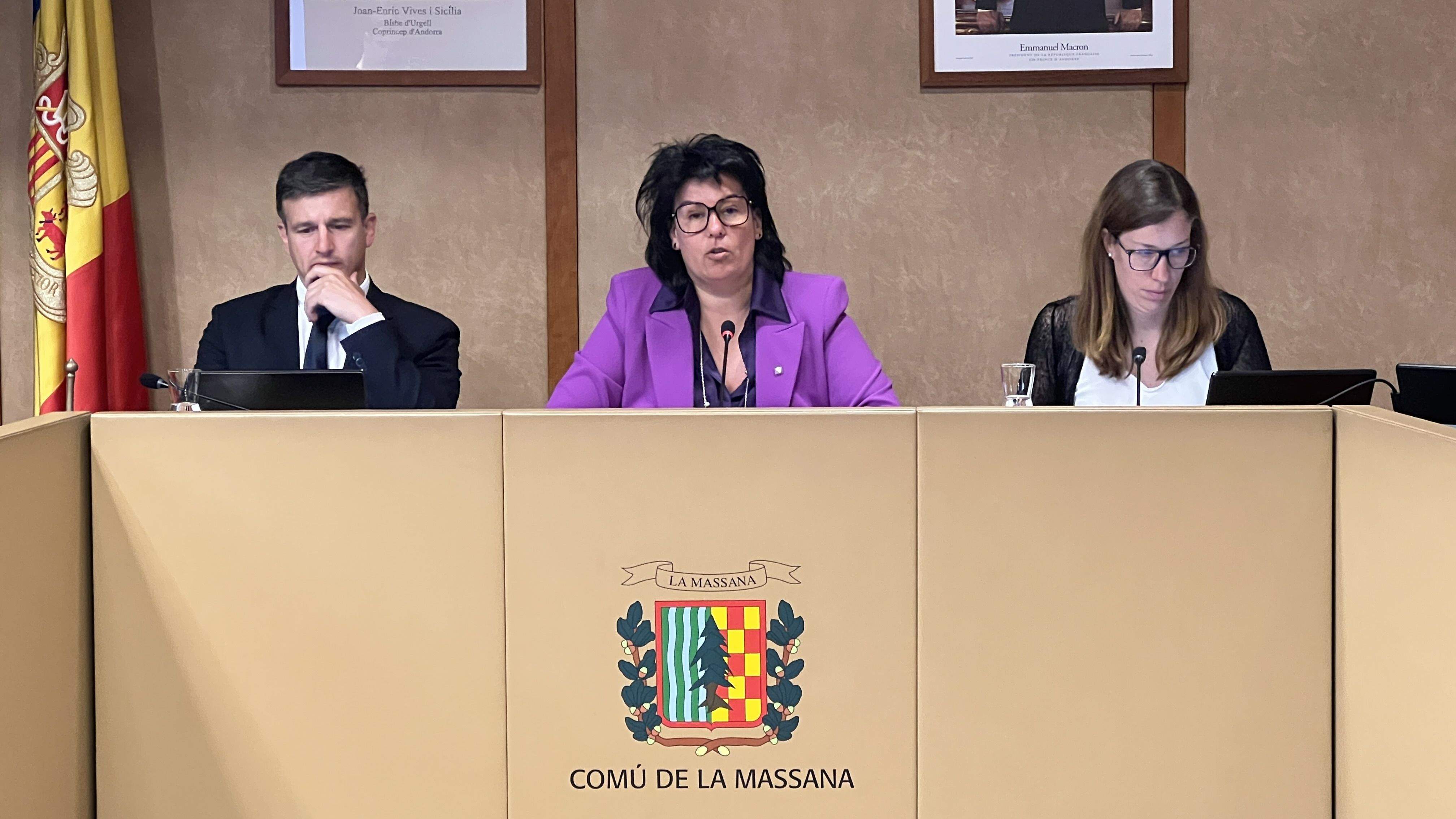 Els dos cònsols de la Massana i la secretària general durant la sessió d'aquest dilluns.