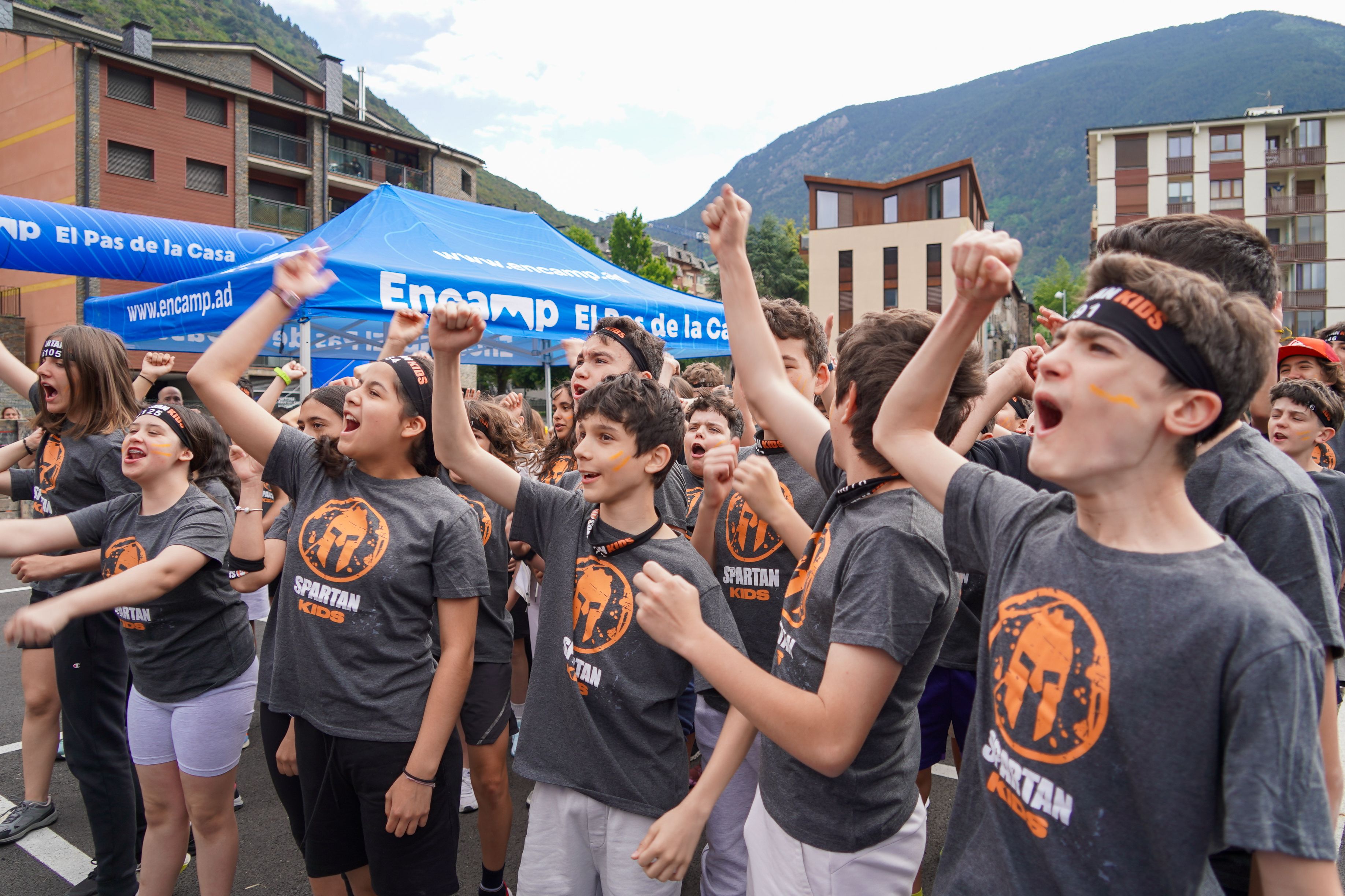 Els infants fent el crit de guerra de la prova. Els infants fent el crit de guerra de la prova.
