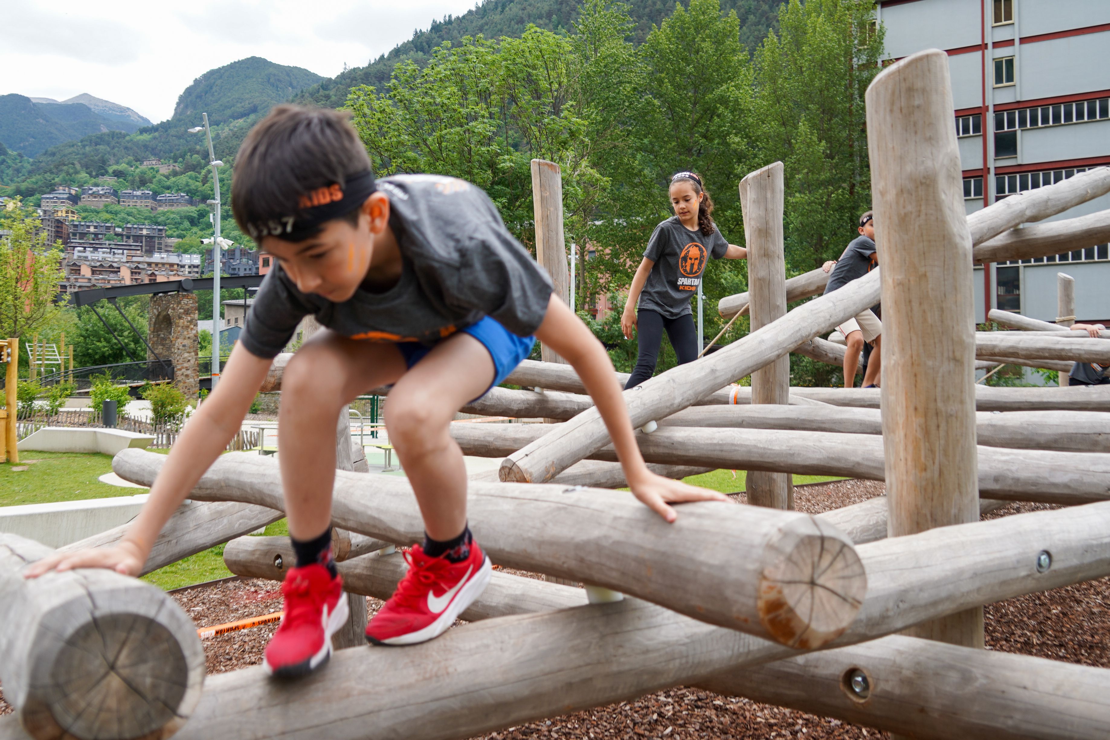 Un nen superant obstacles. Un nen superant obstacles.