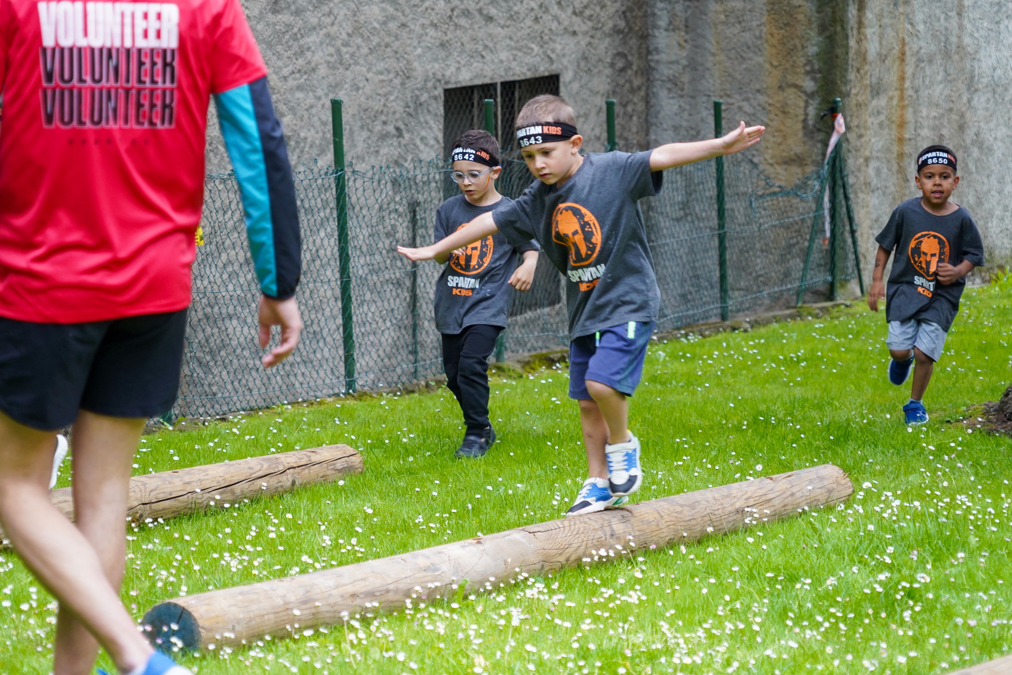 Un infant en un dels obstacles del recorregut. Un infant en un dels obstacles del recorregut.