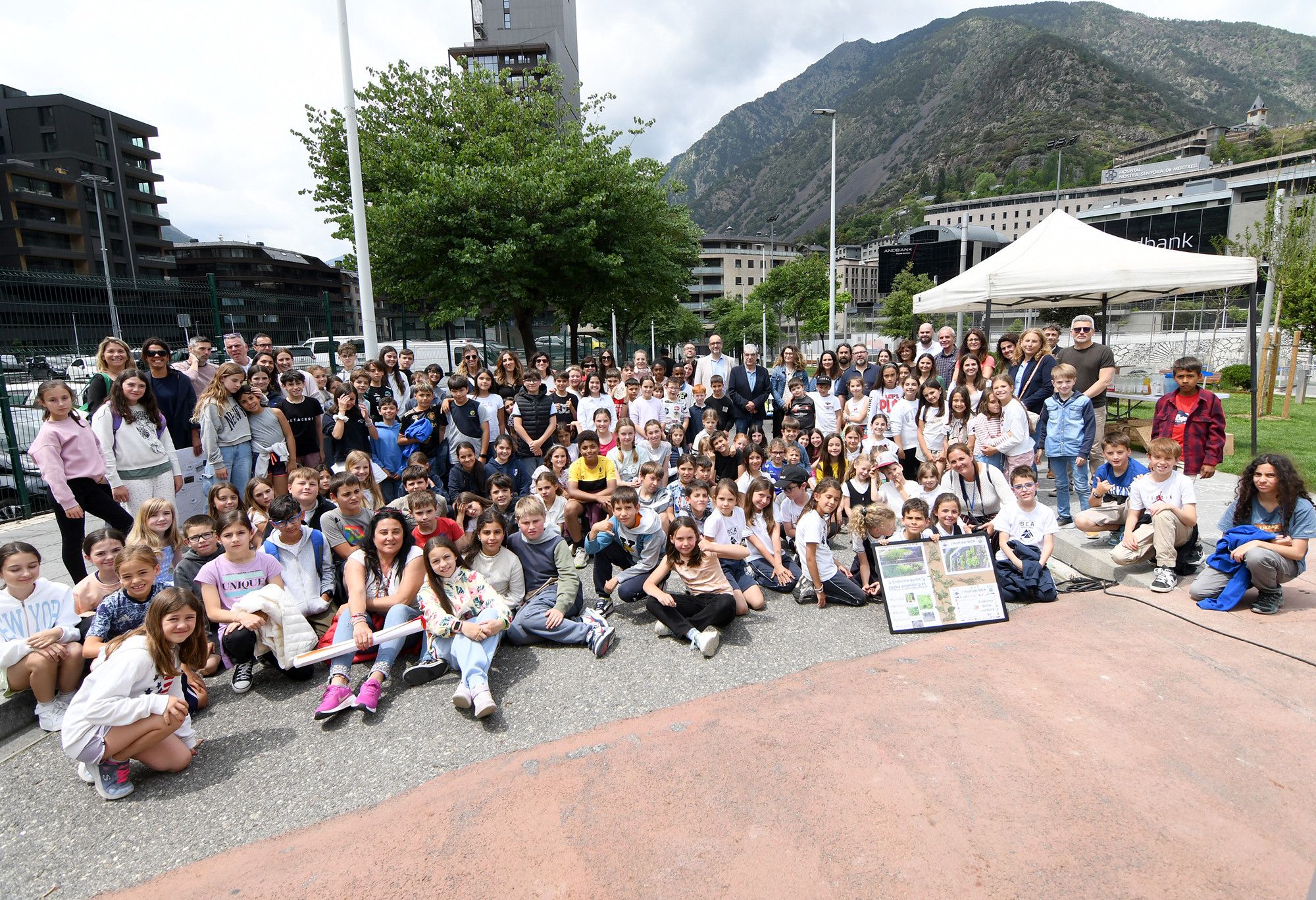 Foto de grup al Prat del Roure amb el ministre Baró.