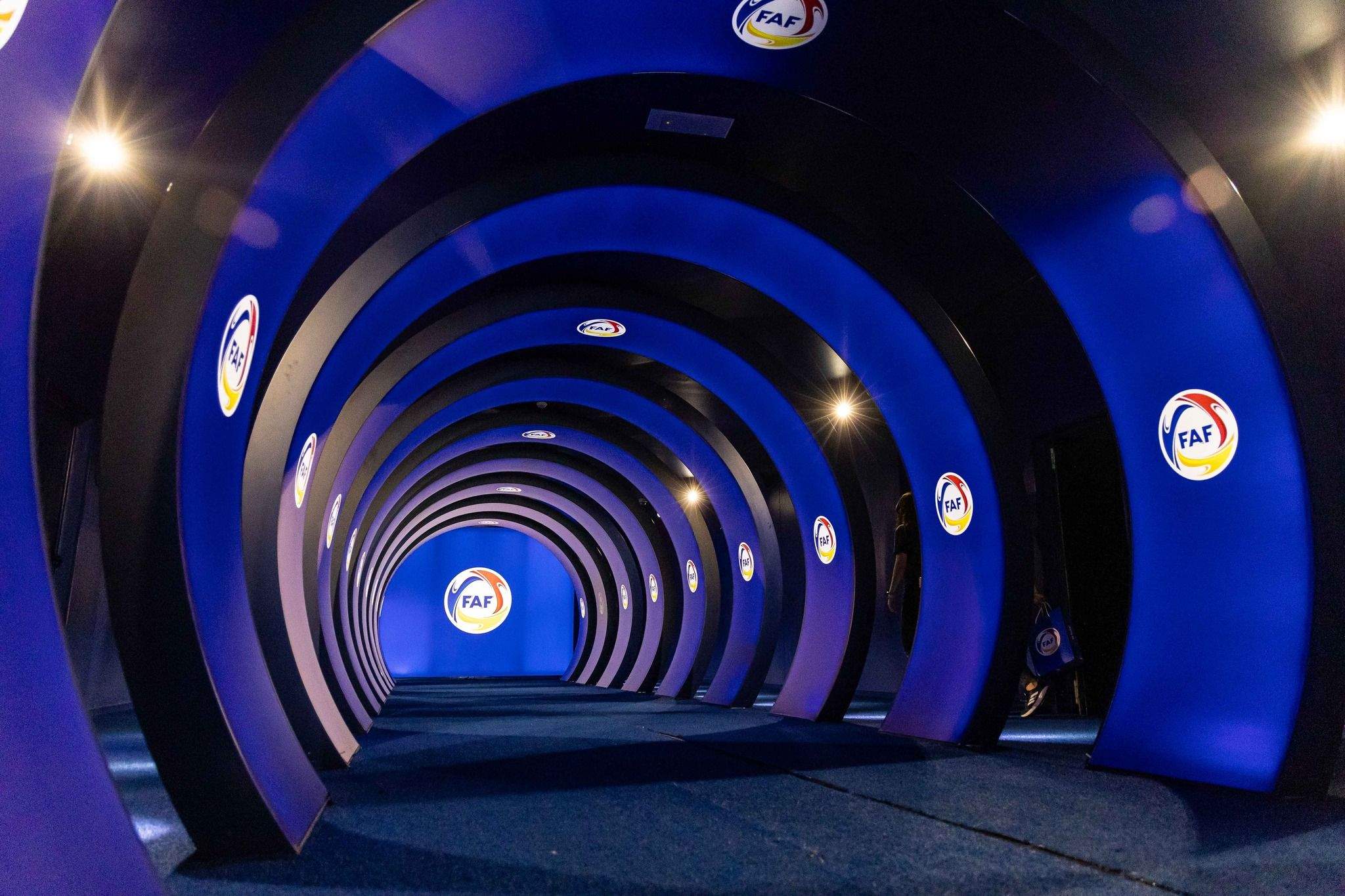 El logotip de la FAF al túnel de vestidors.