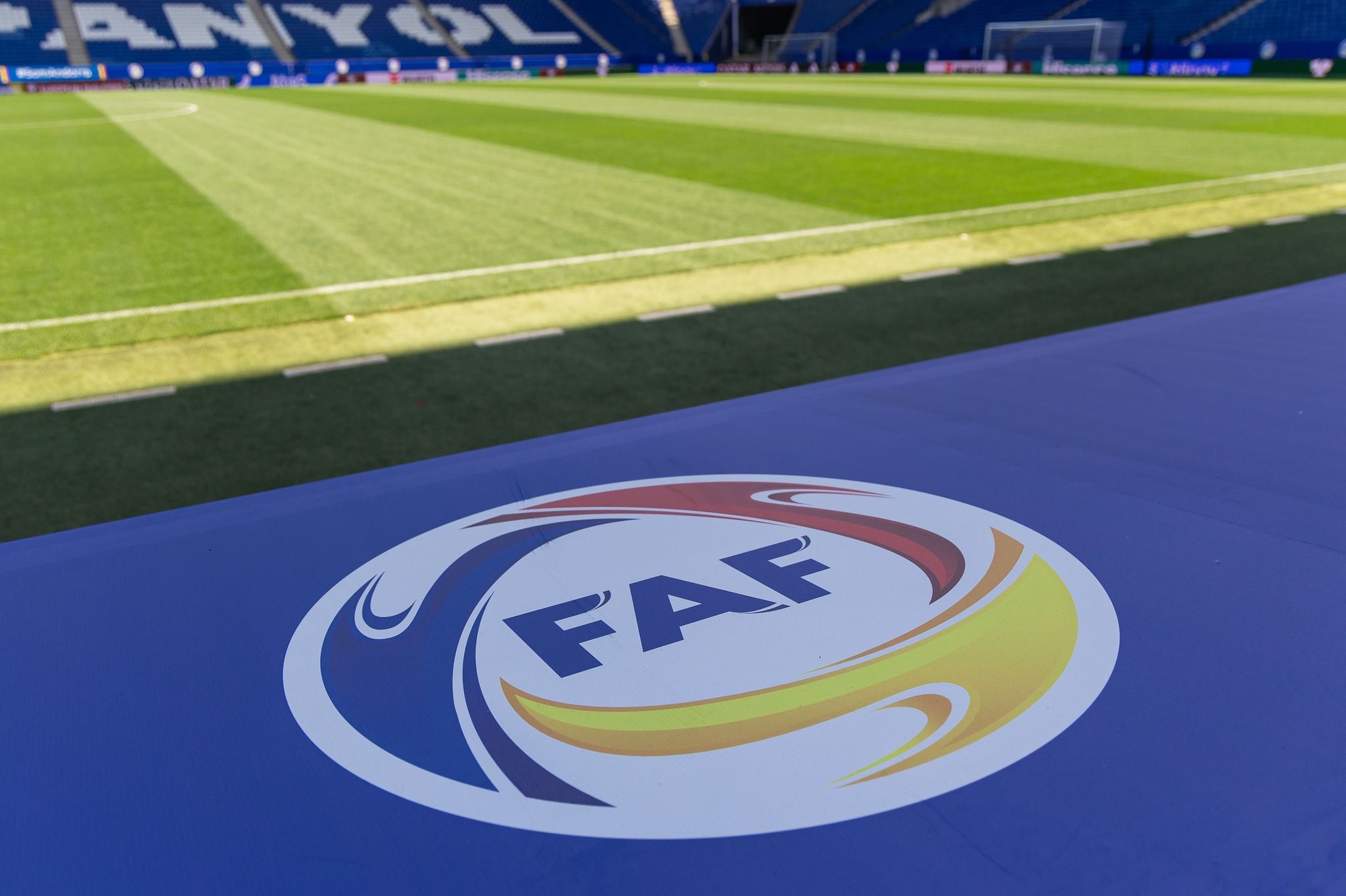 El logotip de la FAF ja presideix l'estadi.
