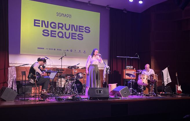 El grup Engrunes Seques durant el concert preliminar del SONA9 a Andorra. El grup Engrunes Seques durant el concert preliminar del SONA9 a Andorra.