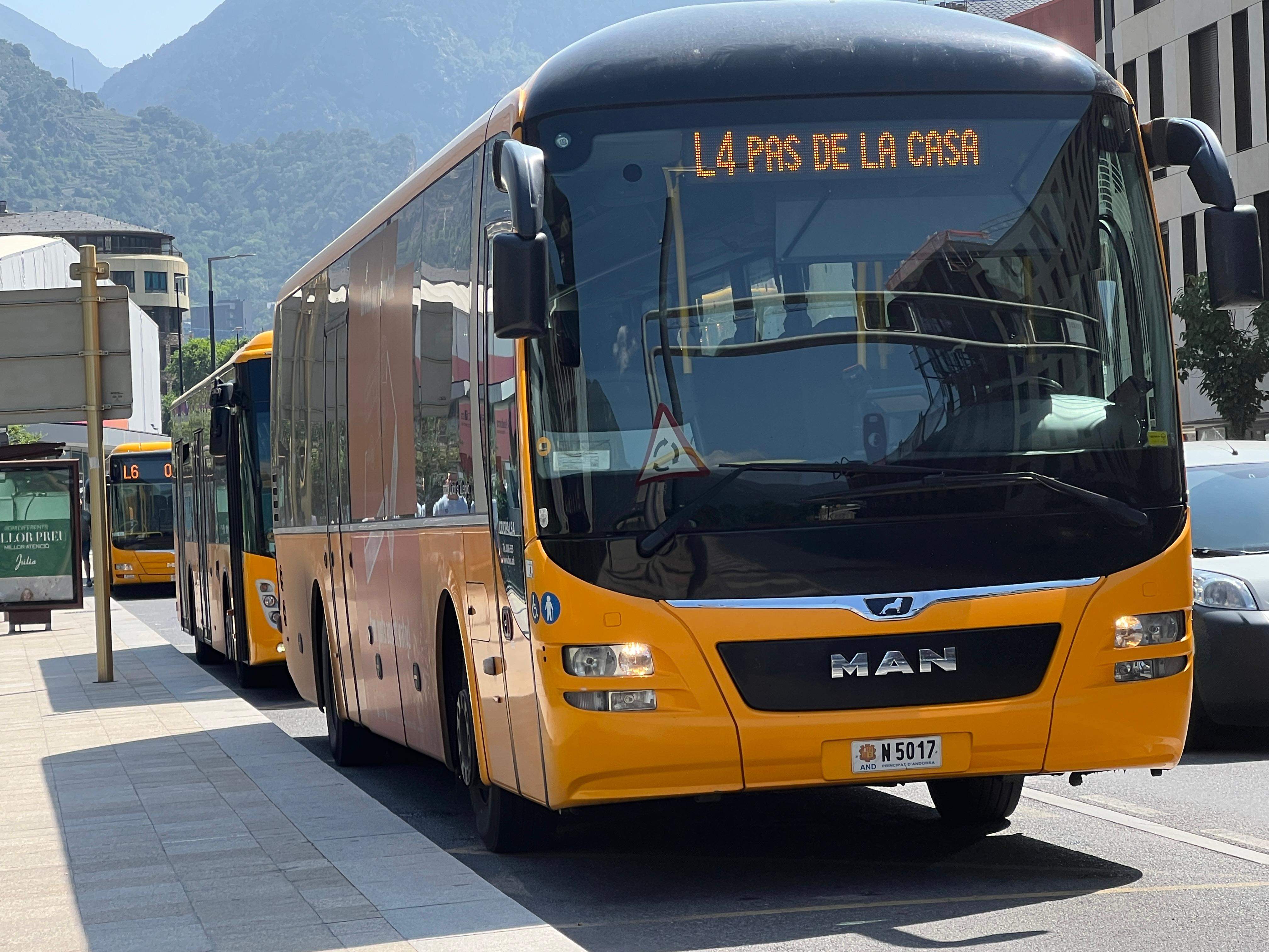 Un dels busos de les línies nacionals.