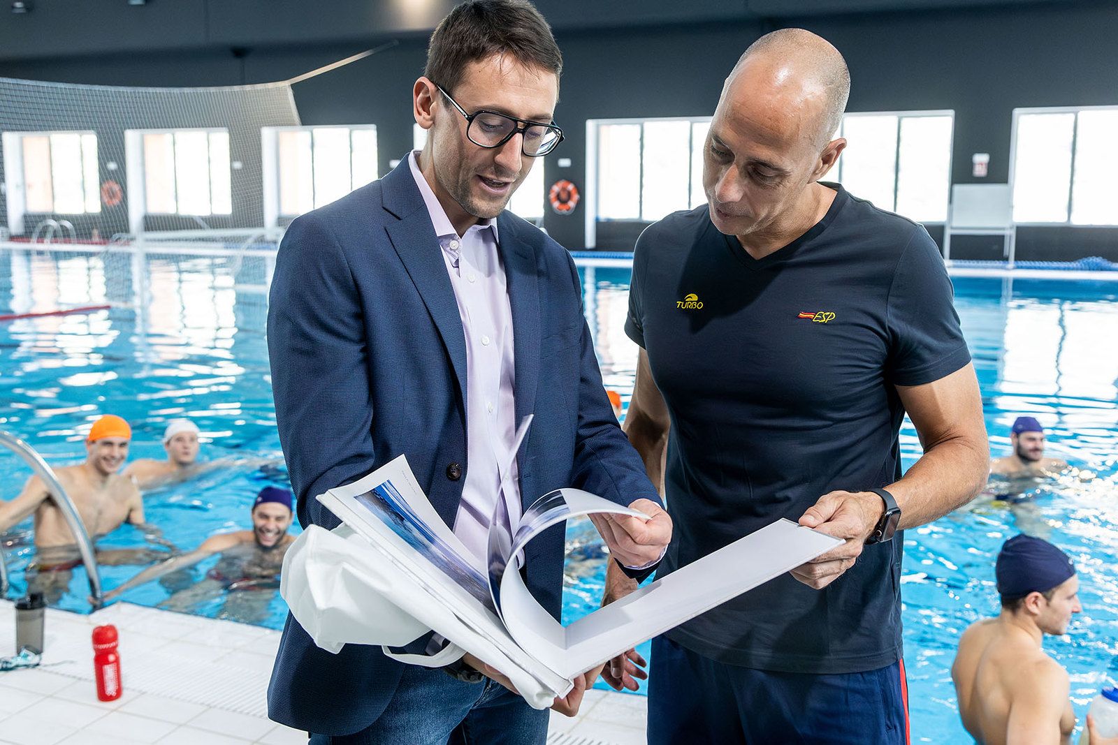 Cabanes, entregant el llibre d'Andorra la Vella al seleccionador espanyol David Martín. Cabanes, entregant el llibre d'Andorra la Vella al seleccionador espanyol David Martín.