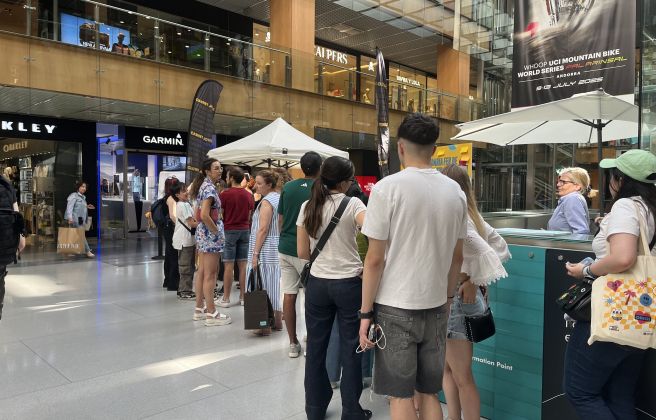 La cua per fer i renovar el Carnet Jove. La cua per fer i renovar el Carnet Jove.