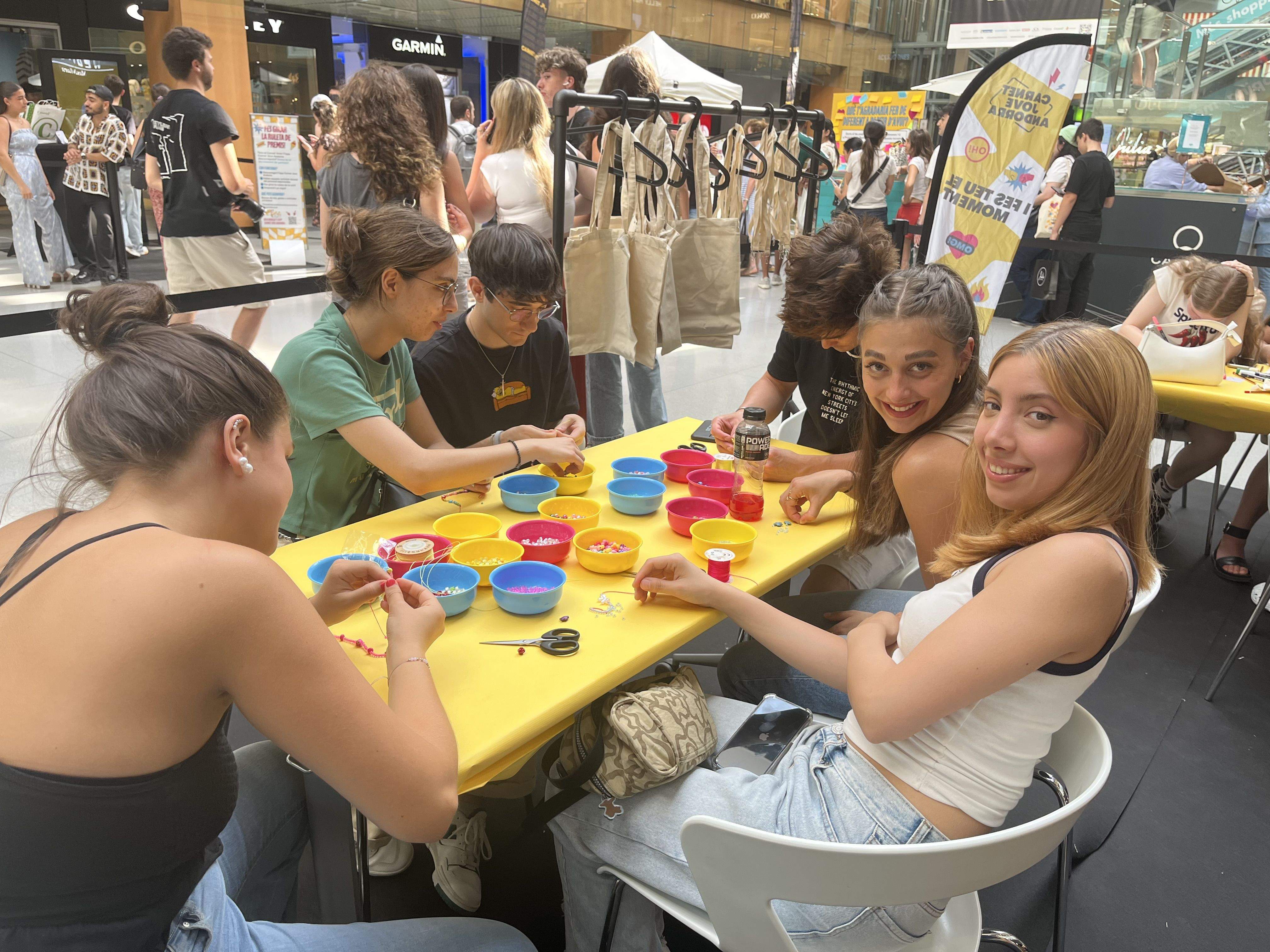 Taula del taller de manualitats. La portaveu del Sindicat, Rebeca Bonache.