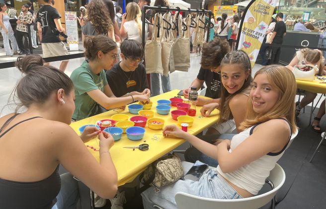 Taula del taller de manualitats. Taula del taller de manualitats.