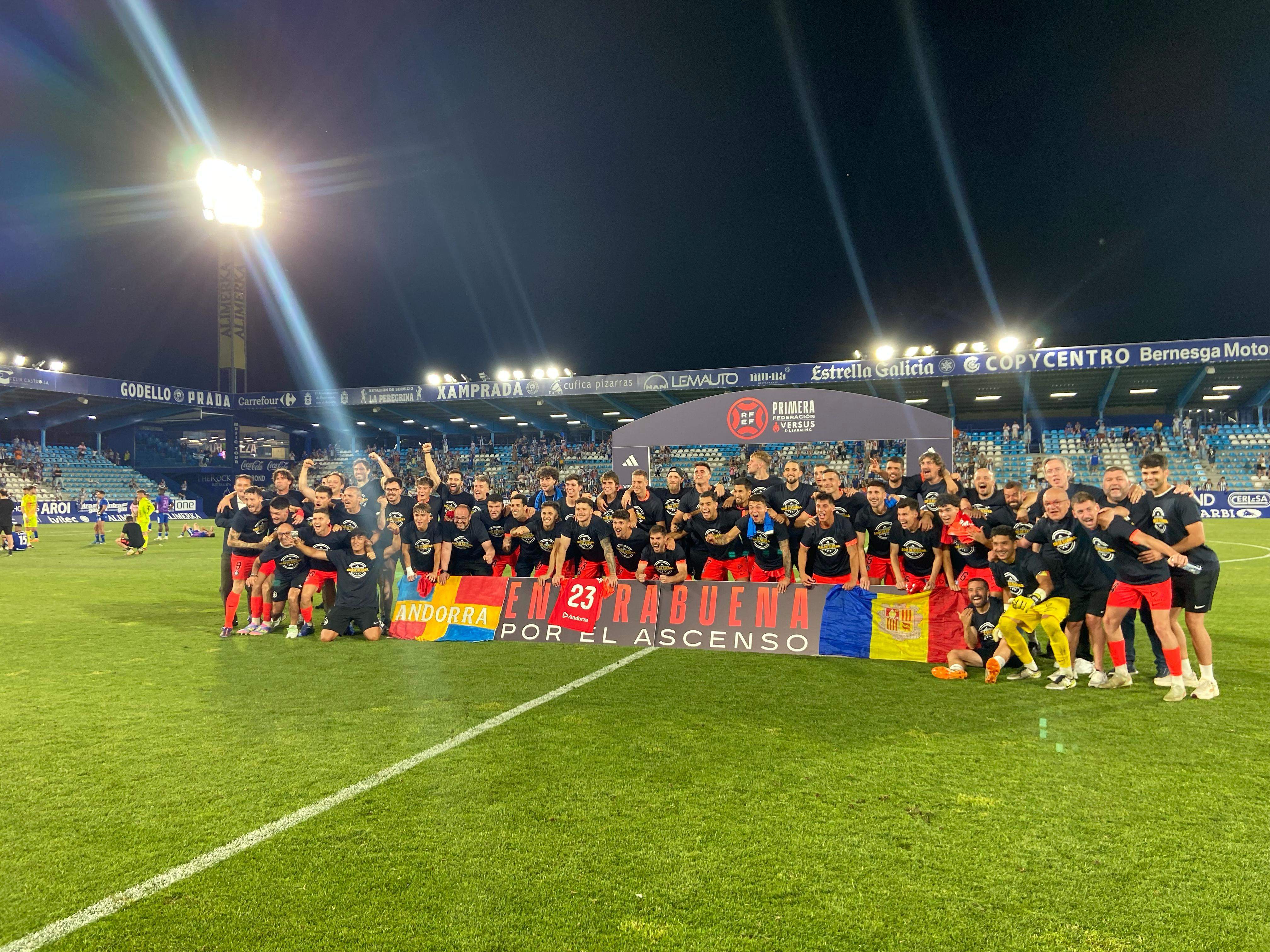 Celebració de tot l'equip a la gespa del camp de la Ponferradina. La portaveu del Sindicat, Rebeca Bonache.