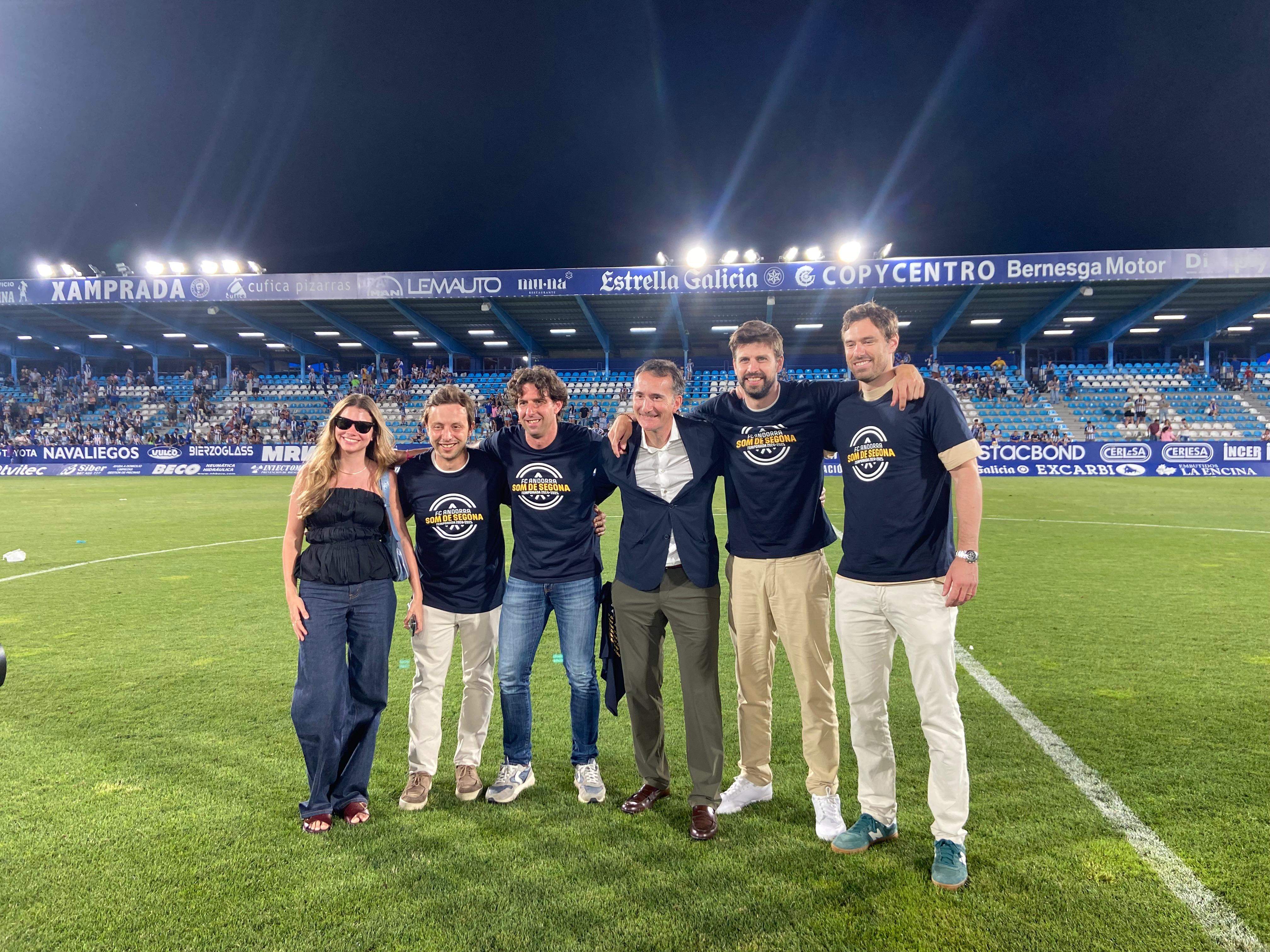 La plana major de l'FC Andorra, en una foto conjunta amb la samarreta de l'ascens. La portaveu del Sindicat, Rebeca Bonache.