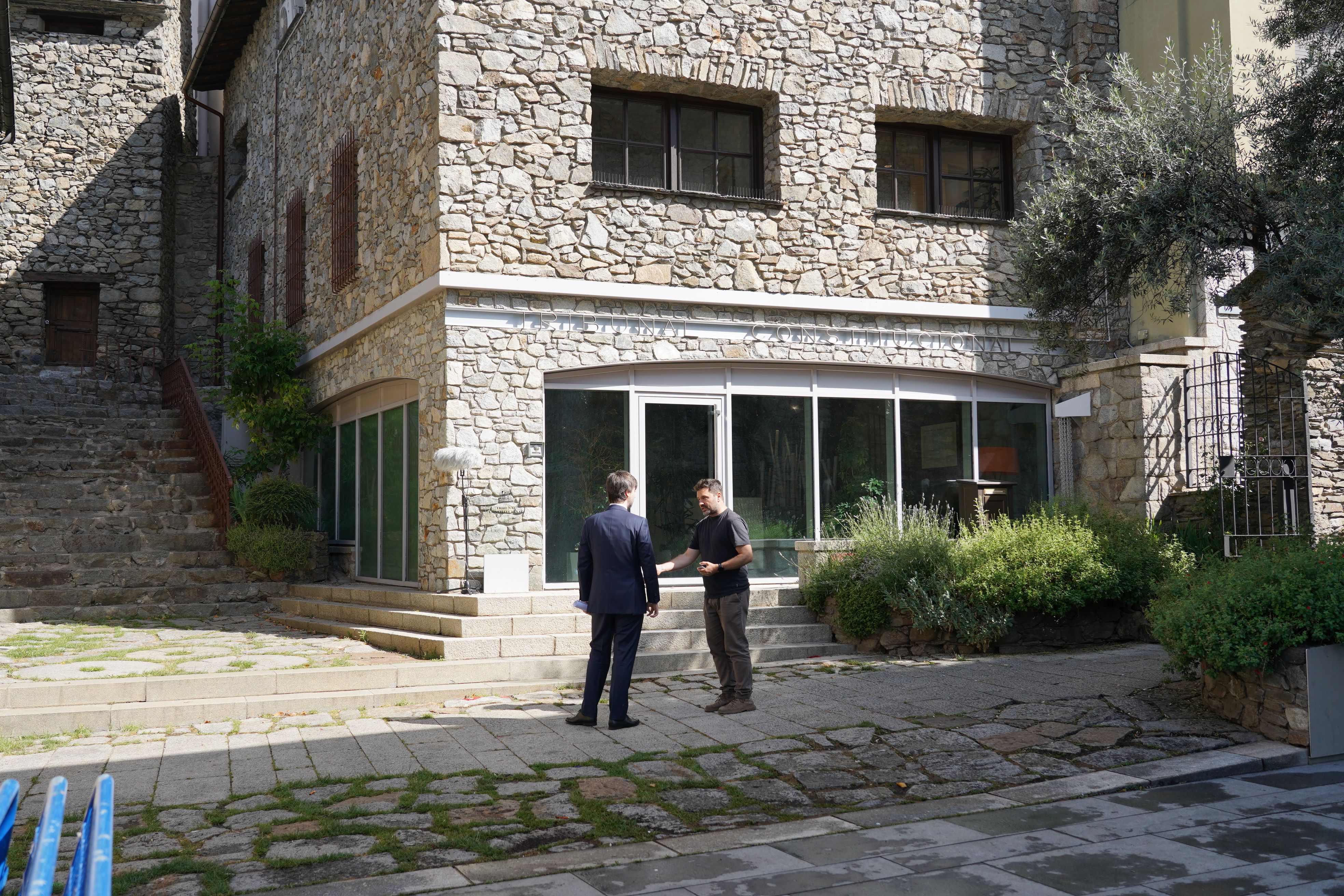 El síndic general rep indicacions del fotògraf del Consell. El síndic general rep indicacions del fotògraf del Consell.