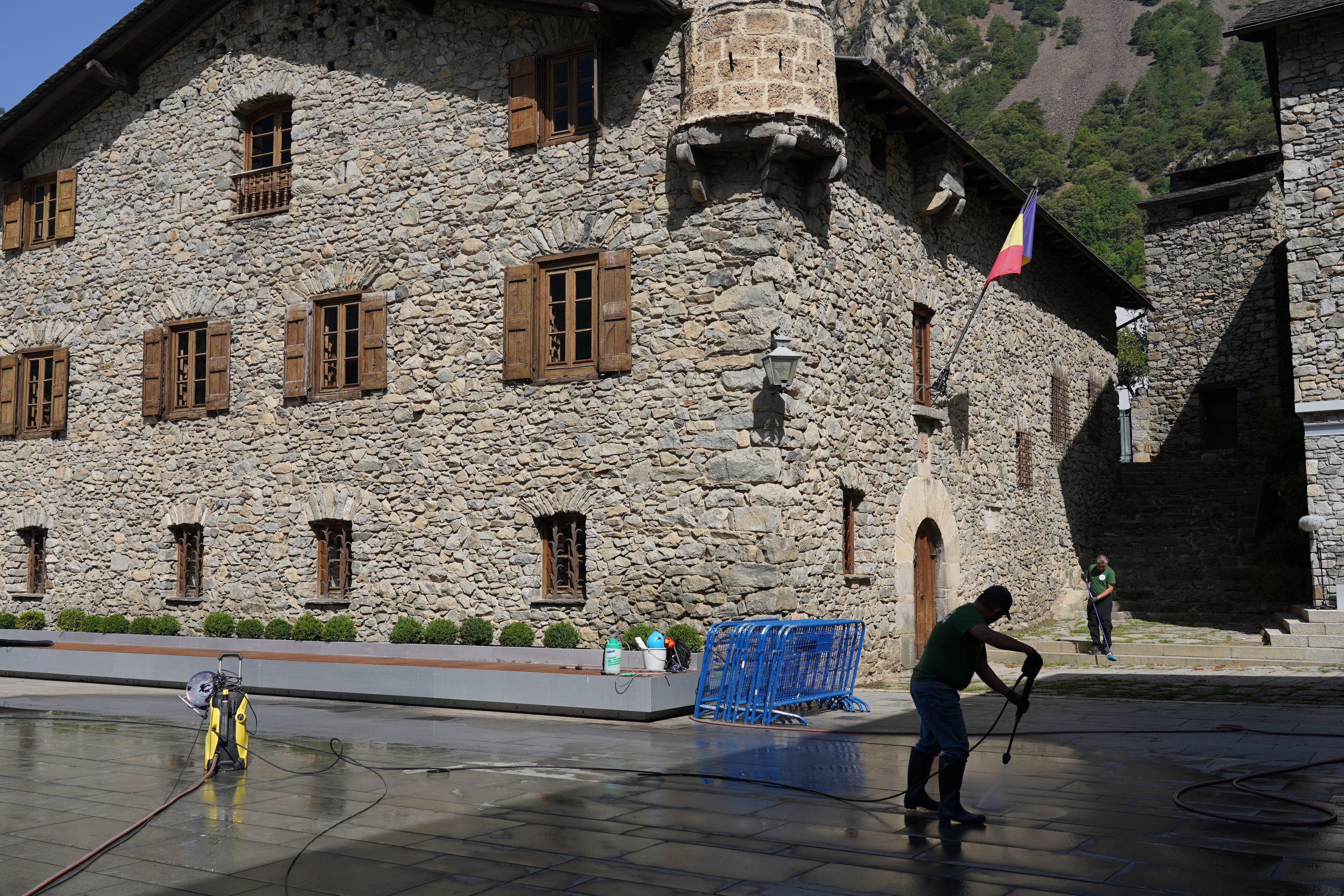 Un equip de neteja ultima la plaça del Consell General. Un equip de neteja ultima la plaça del Consell General.