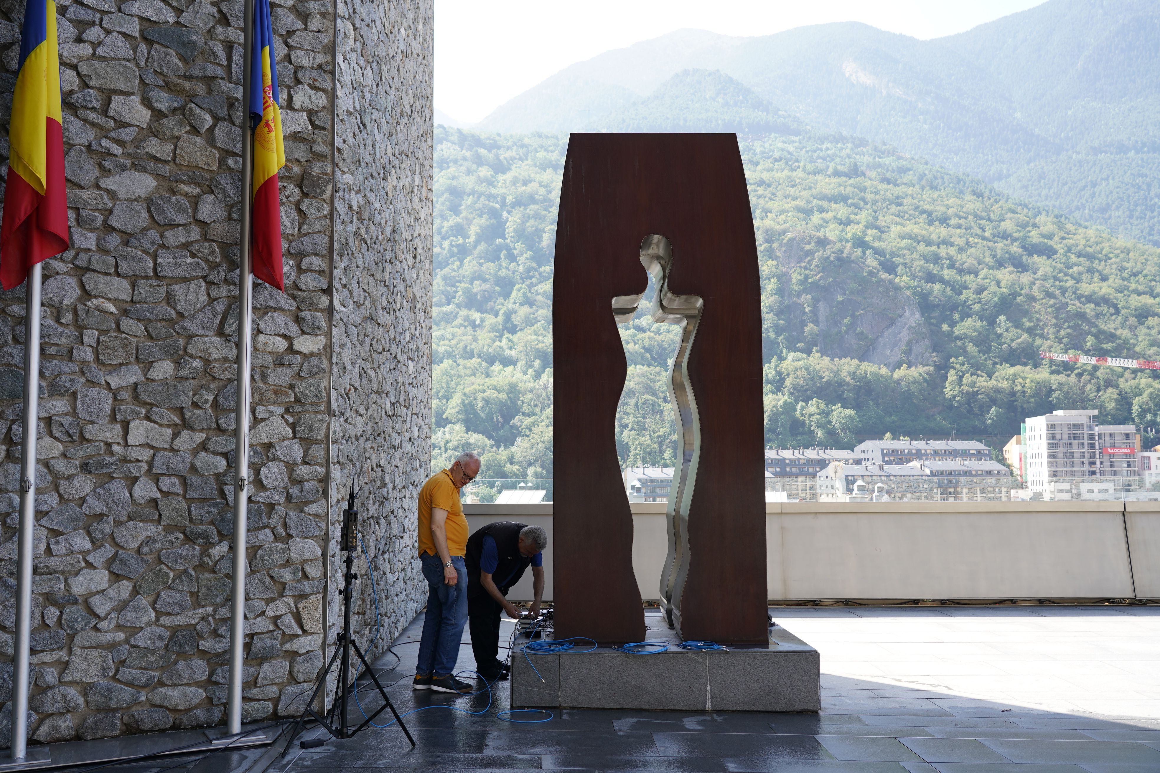 Tècnics de RTVA preparen el dispositiu de demà. Tècnics de RTVA preparen el dispositiu de demà.