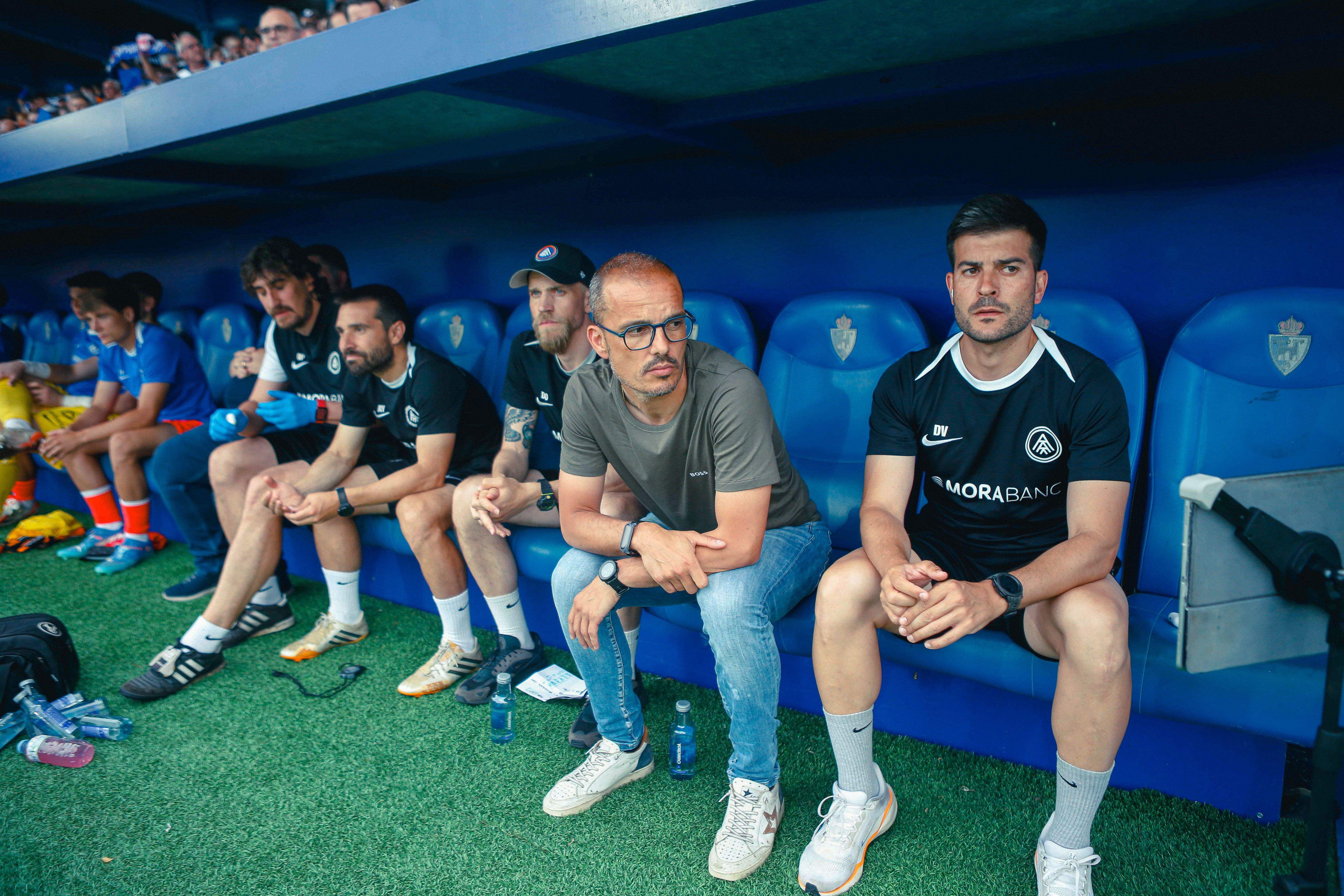 ‘Beto’ Company a la banqueta de l'estadi d'El Toralín.