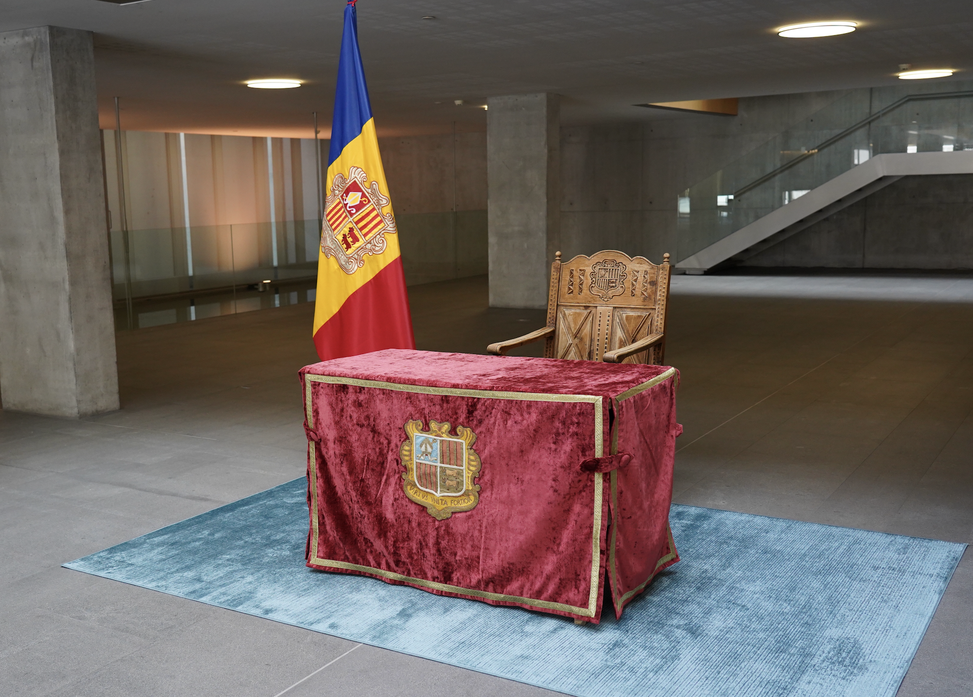 Taula, col·locada al vestíbul del Consell, on Serrano Pentinat signarà el Llibre d’Or. Taula, col·locada al vestíbul del Consell, on Serrano Pentinat signarà el Llibre d’Or.