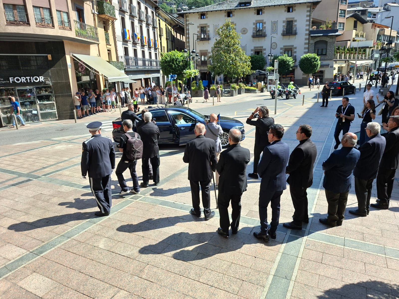Arribada del Copríncep a la plaça Príncep Benlloch. // A. M. Arribada del Copríncep a la plaça Príncep Benlloch. // A. M.