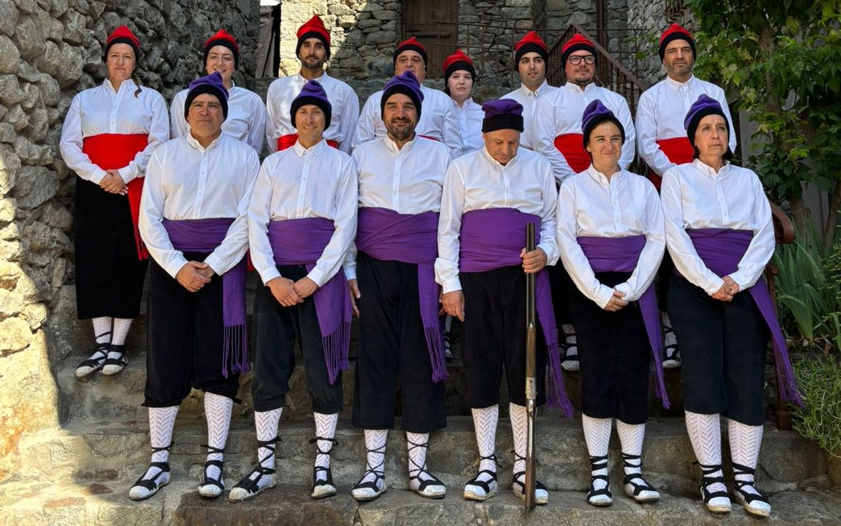 Els membres del sometent a les escales de la Casa de la Vall. Els membres del sometent a les escales de la Casa de la Vall.