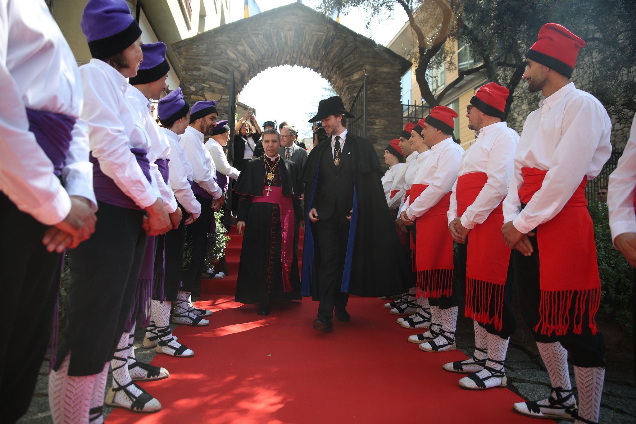 Serrano i Ensenyat passant entre els membres del Sometent. // Consell General / Facundo Santana Serrano i Ensenyat passant entre els membres del Sometent. // Consell General / Facundo Santana