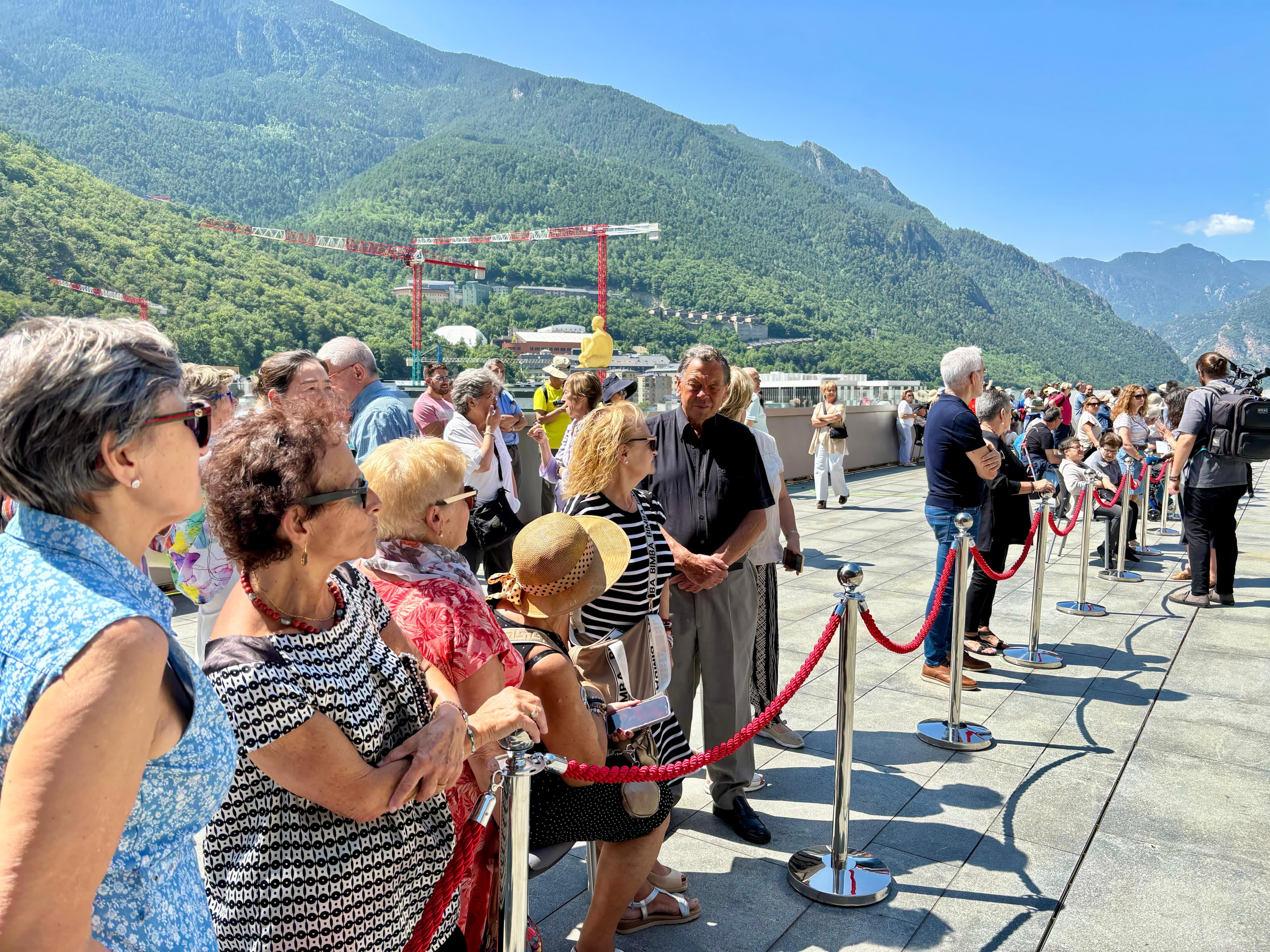 Ciutadans a la plaça del Consell General. Ciutadans a la plaça del Consell General.
