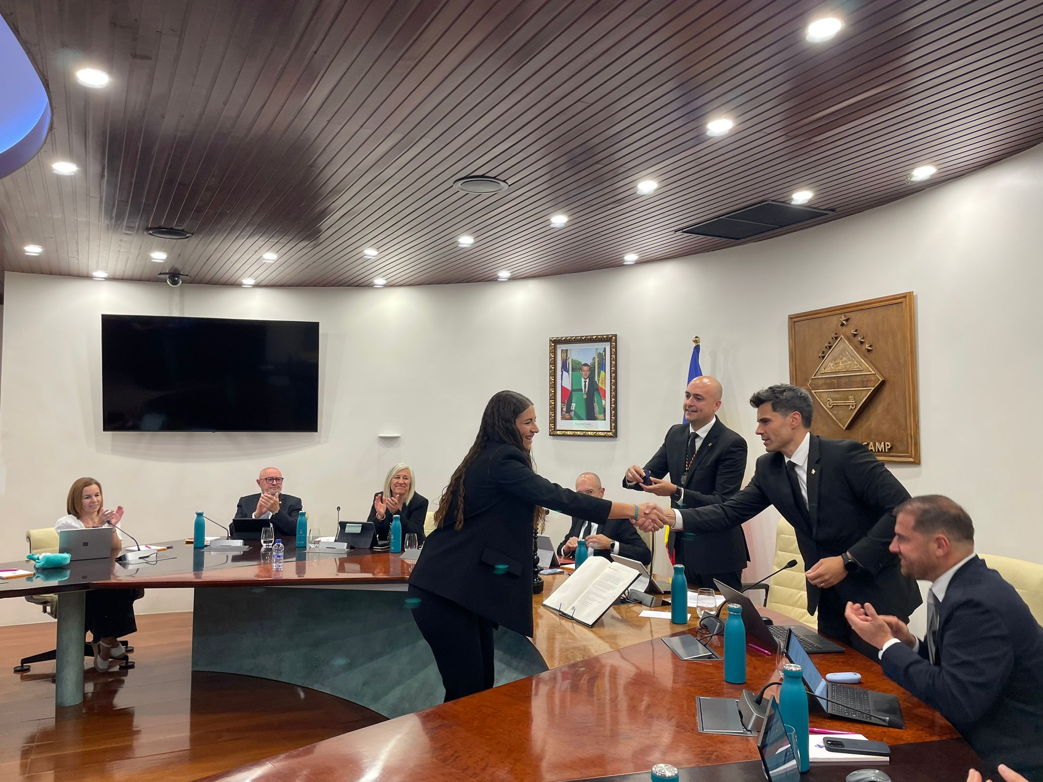 La nova consellera Judith Torres saluda els companys de l’equip comunal.