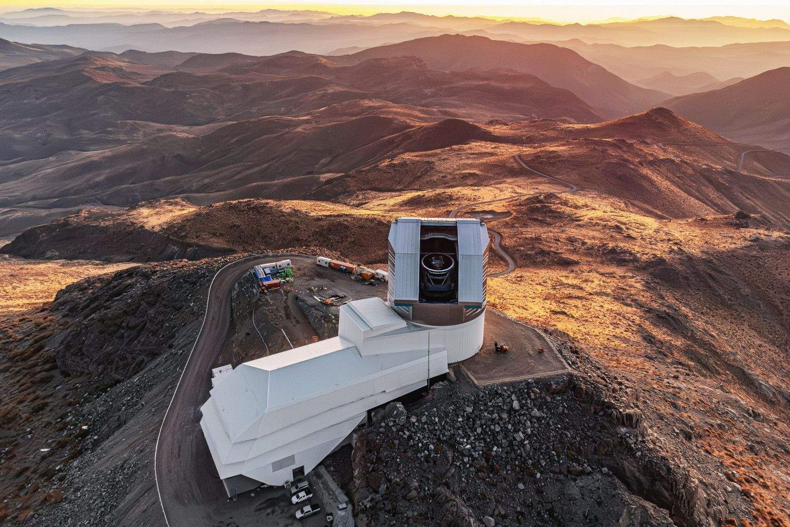 Vista de dron del Observatori Vera C. Rubin - Crèdit: RubinObs/NOIRLab/SLAC/NSF/DOE/AURA/T. Matsopoulos La portaveu del Sindicat, Rebeca Bonache.