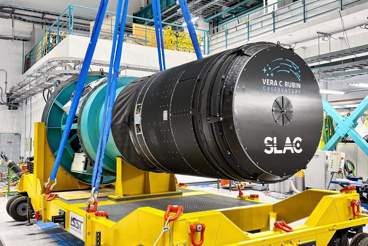 Instal·lació de la càmera del LSST al març del 2025 - Crèdit: RubinObs/NOIRLab/SLAC/NSF/DOE/AURA/T. Lange La portaveu del Sindicat, Rebeca Bonache.