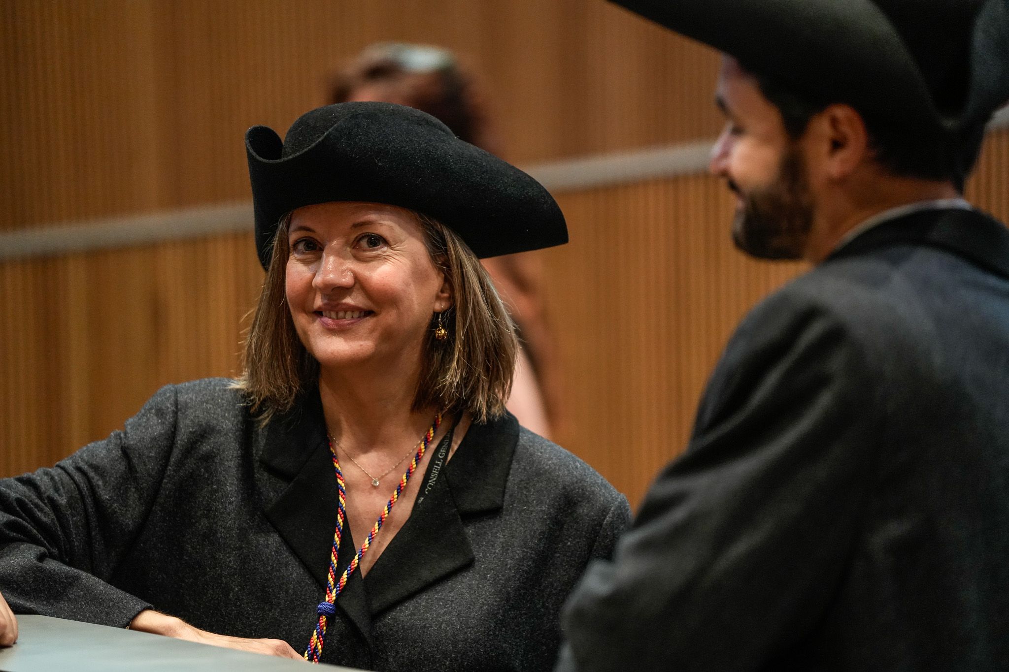 Maria Àngels Aché i Cerni Escalé esperant l'inici de la sessió.