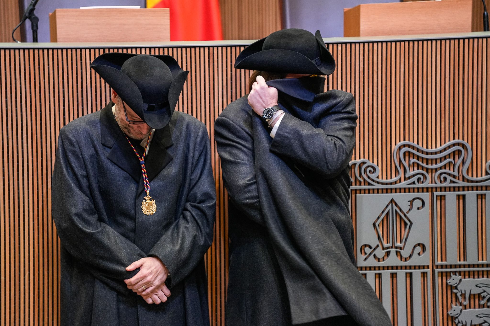 Manel Linares 'avergonyit' pels jocs amb la capa de Carles Naudi. Manel Linares 'avergonyit' pels jocs amb la capa de Carles Naudi.