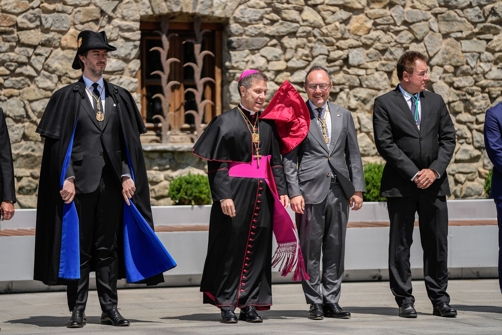 El vent fa voleiar la vestimenta de Serrano. El vent fa voleiar la vestimenta de Serrano.