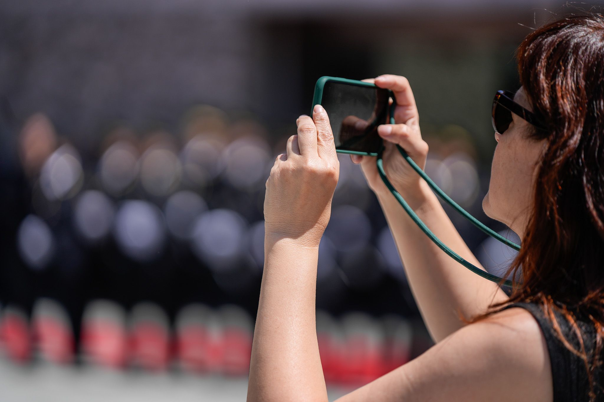 Una ciutadana immortalitzant l'acte. Una ciutadana immortalitzant l'acte.