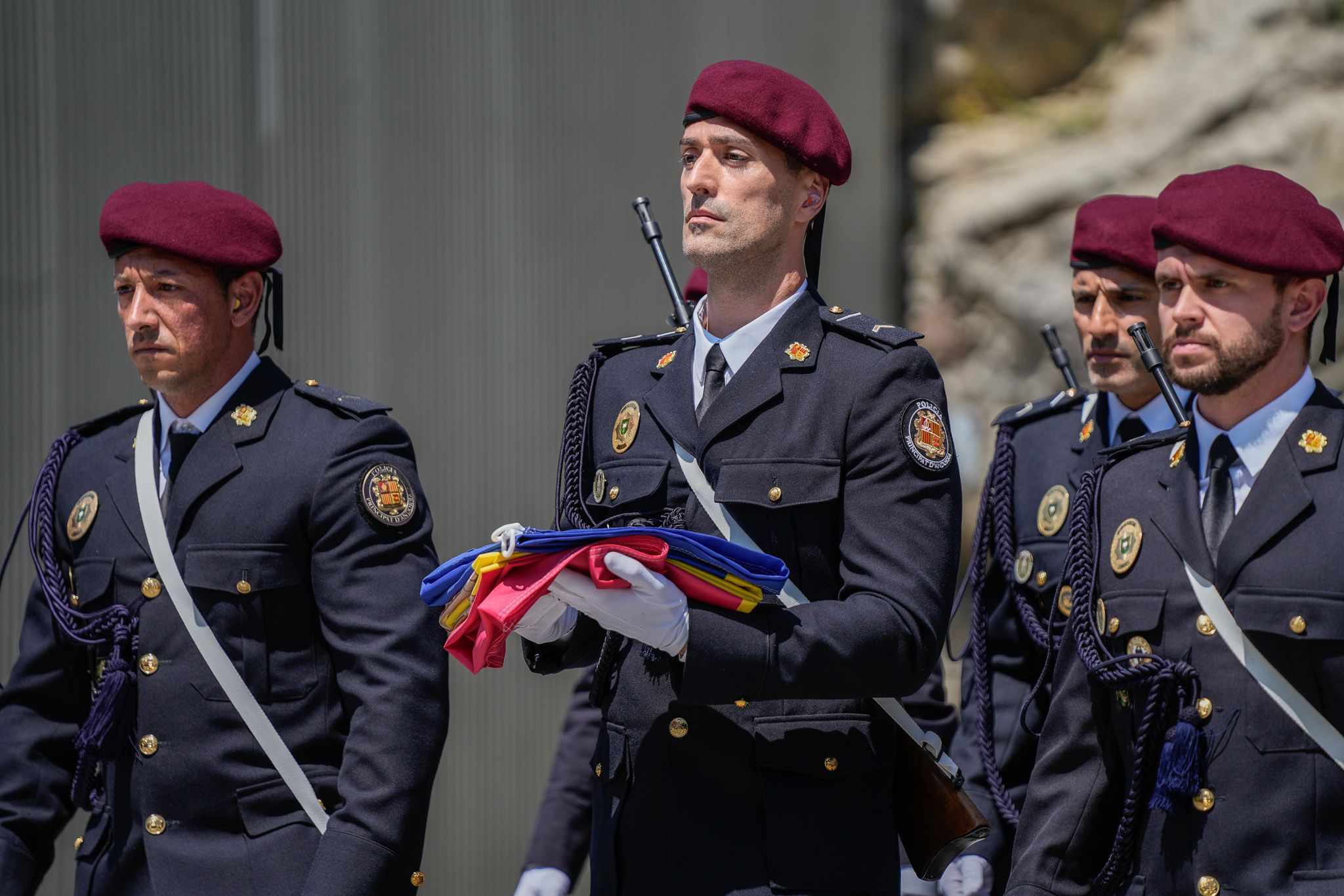 Preparant l'hissament de la bandera. Preparant l'hissament de la bandera.
