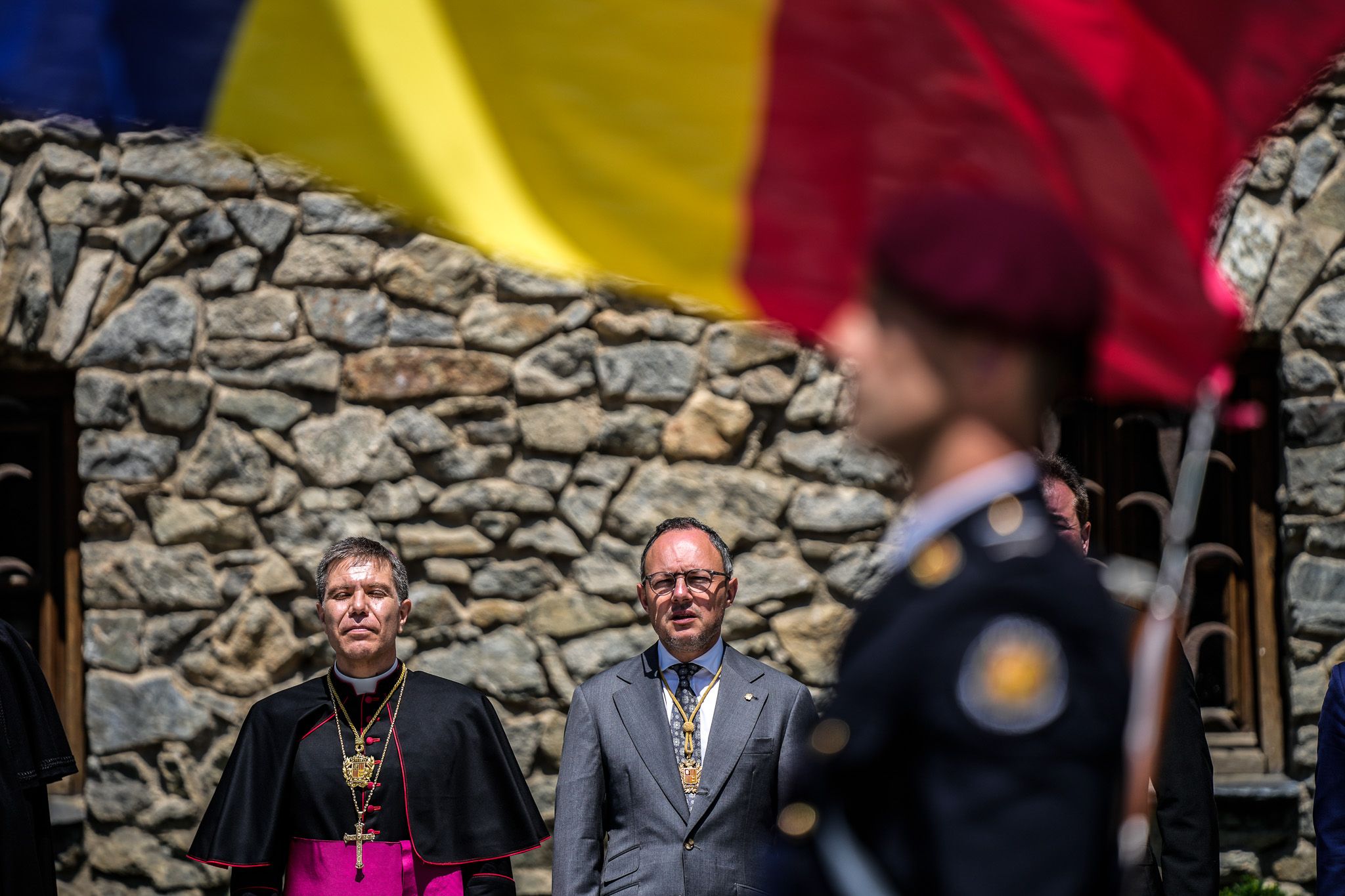 Serrano i Espot fent els honors a la bandera. Serrano i Espot fent els honors a la bandera.