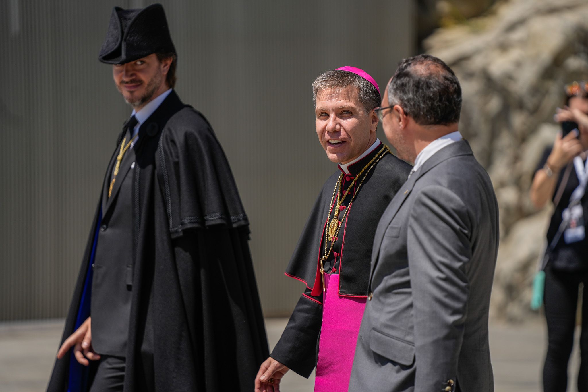 El síndic, el Copríncep i el cap de Govern a la plaça del Consell General. El síndic, el Copríncep i el cap de Govern a la plaça del Consell General.