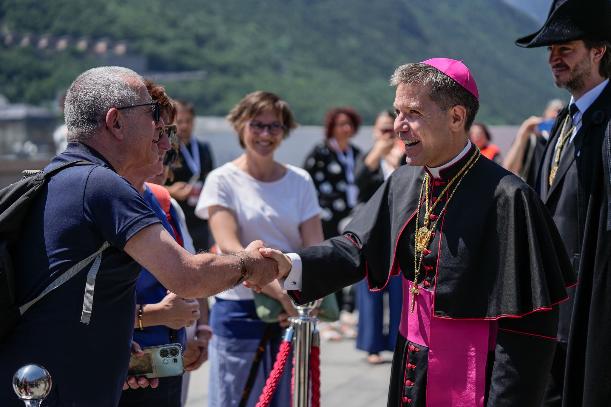 Serrano saludant assistents a l'acte. Serrano saludant assistents a l'acte.